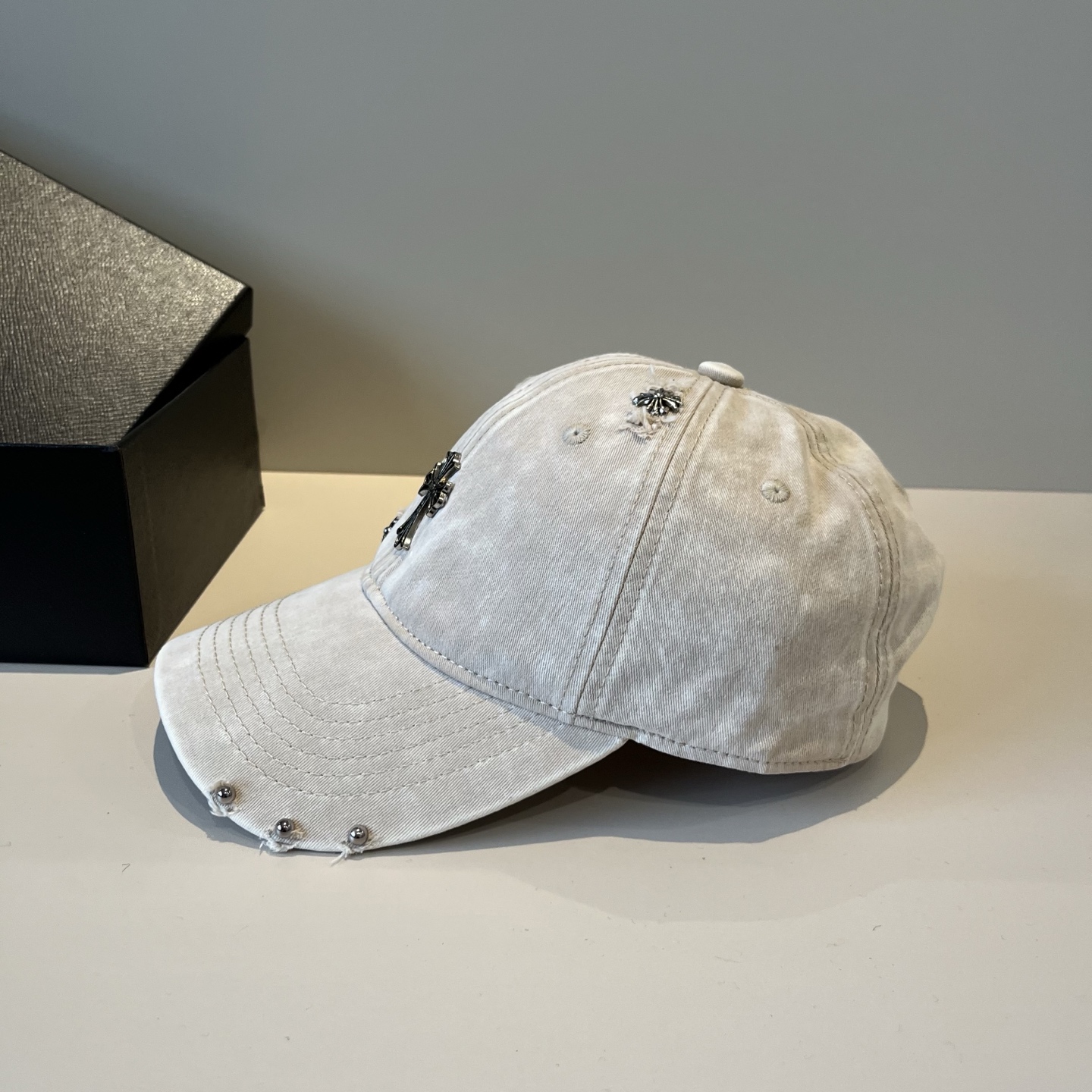  克罗心最新时尚前卫的休闲设计风格，戴上头就是这样好看看哦，做工精细，男女同款！