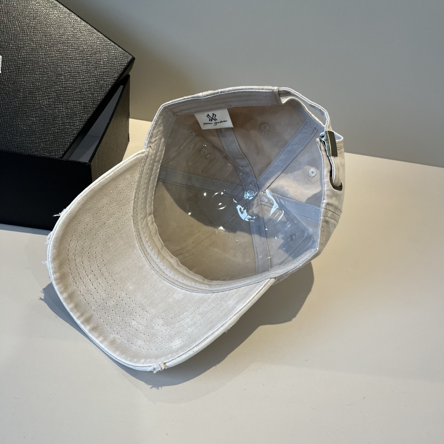  克罗心最新时尚前卫的休闲设计风格，戴上头就是这样好看看哦，做工精细，男女同款！