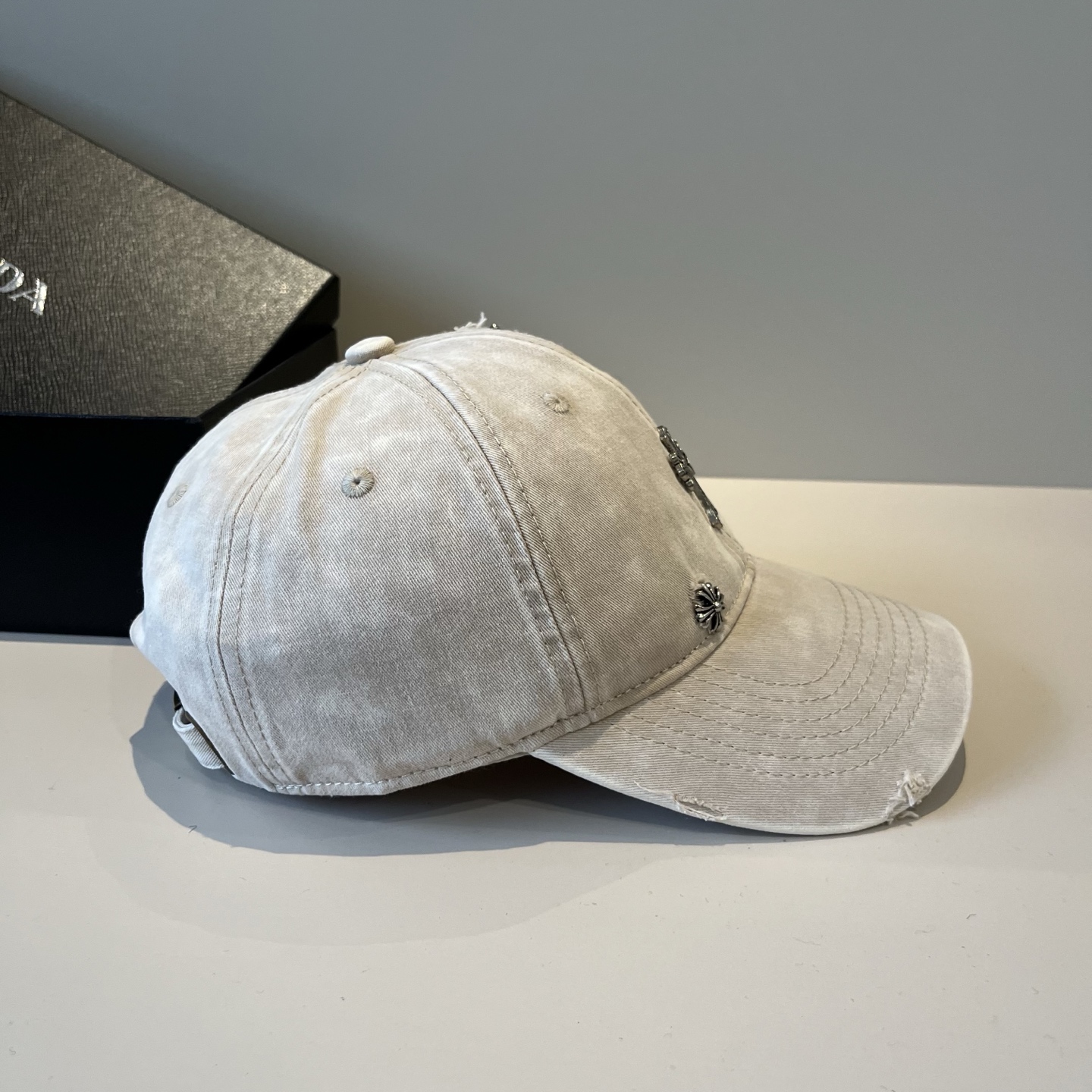  克罗心最新时尚前卫的休闲设计风格，戴上头就是这样好看看哦，做工精细，男女同款！