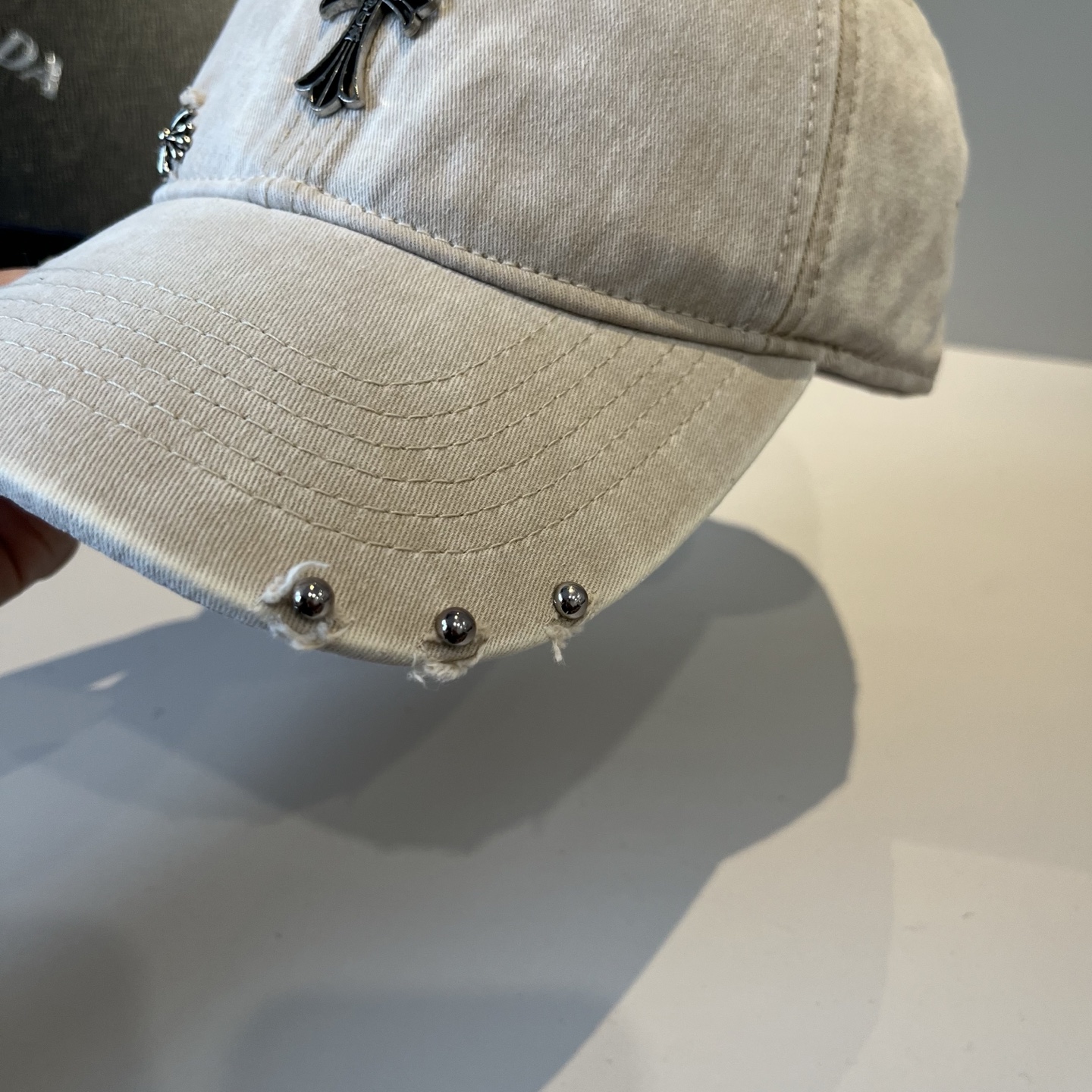  克罗心最新时尚前卫的休闲设计风格，戴上头就是这样好看看哦，做工精细，男女同款！