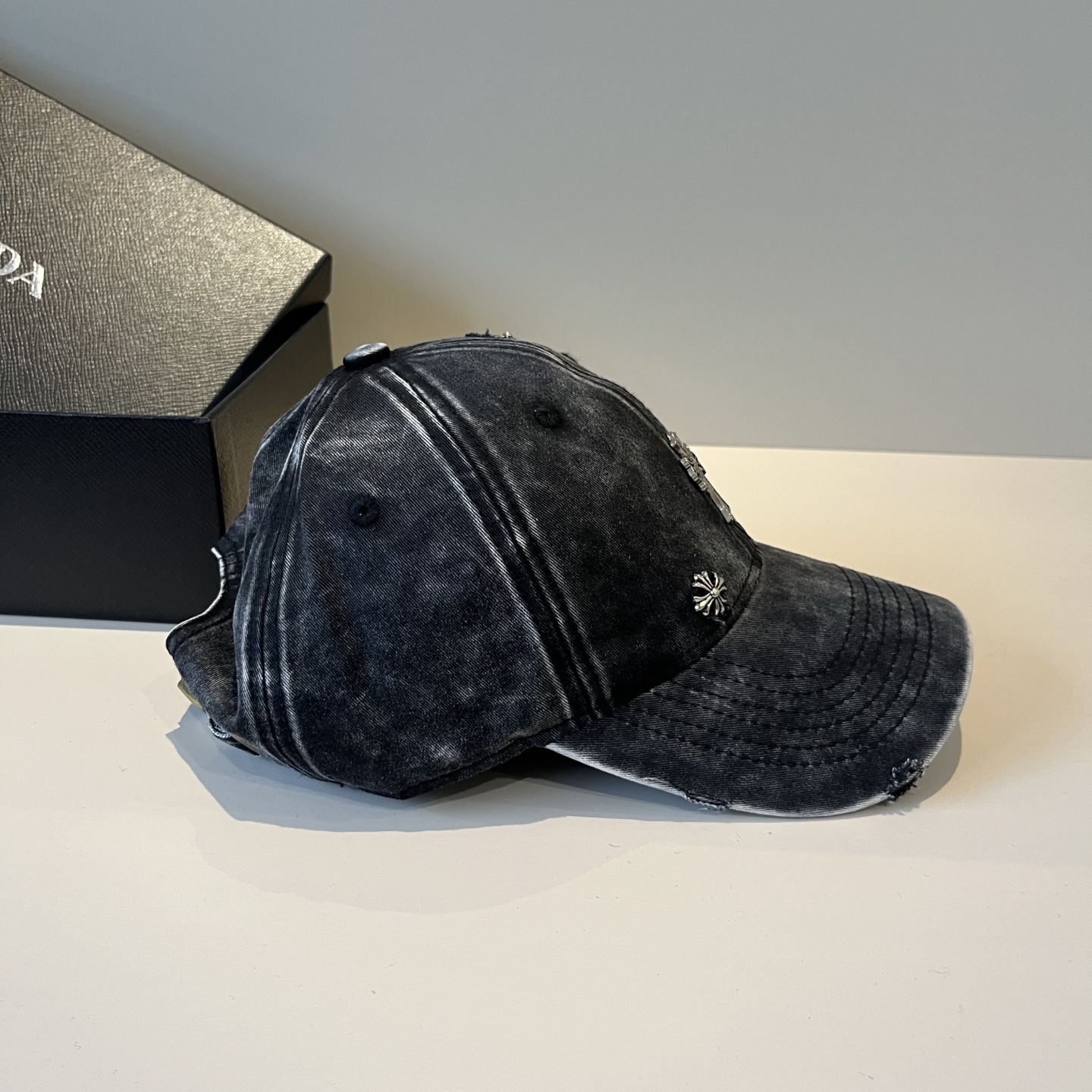  克罗心最新时尚前卫的休闲设计风格，戴上头就是这样好看看哦，做工精细，男女同款！