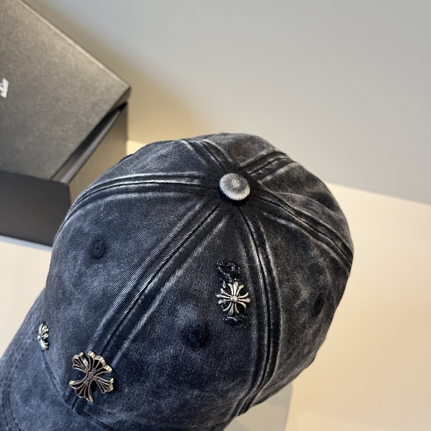  克罗心最新时尚前卫的休闲设计风格，戴上头就是这样好看看哦，做工精细，男女同款！