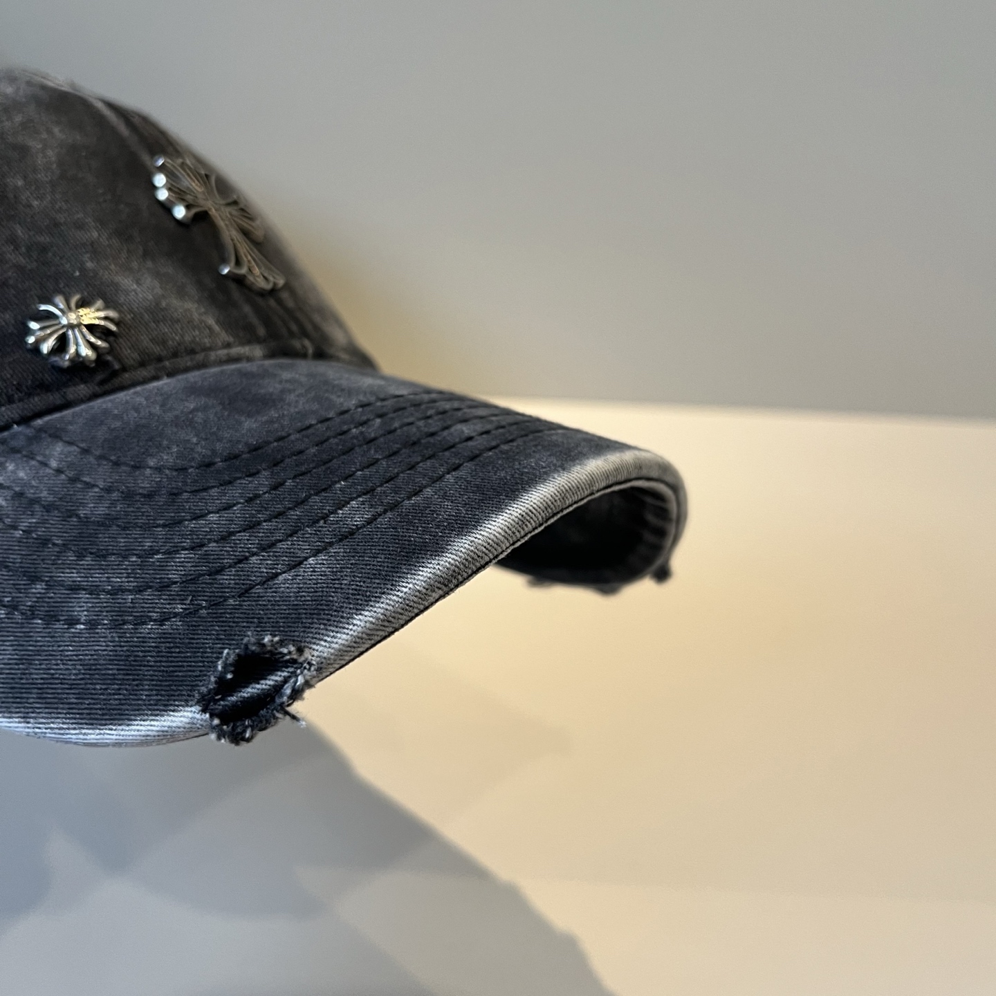  克罗心最新时尚前卫的休闲设计风格，戴上头就是这样好看看哦，做工精细，男女同款！