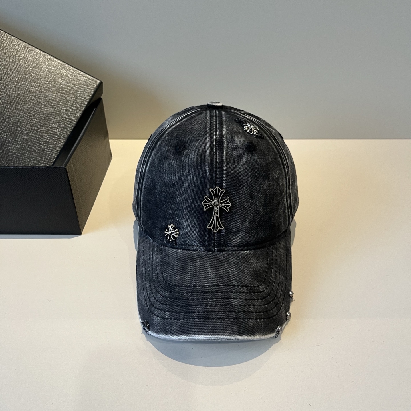  克罗心最新时尚前卫的休闲设计风格，戴上头就是这样好看看哦，做工精细，男女同款！