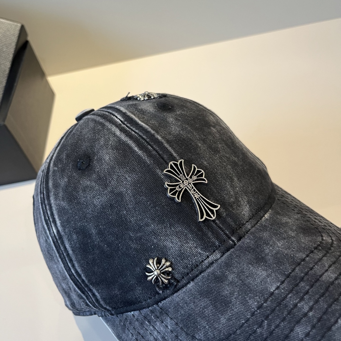  克罗心最新时尚前卫的休闲设计风格，戴上头就是这样好看看哦，做工精细，男女同款！