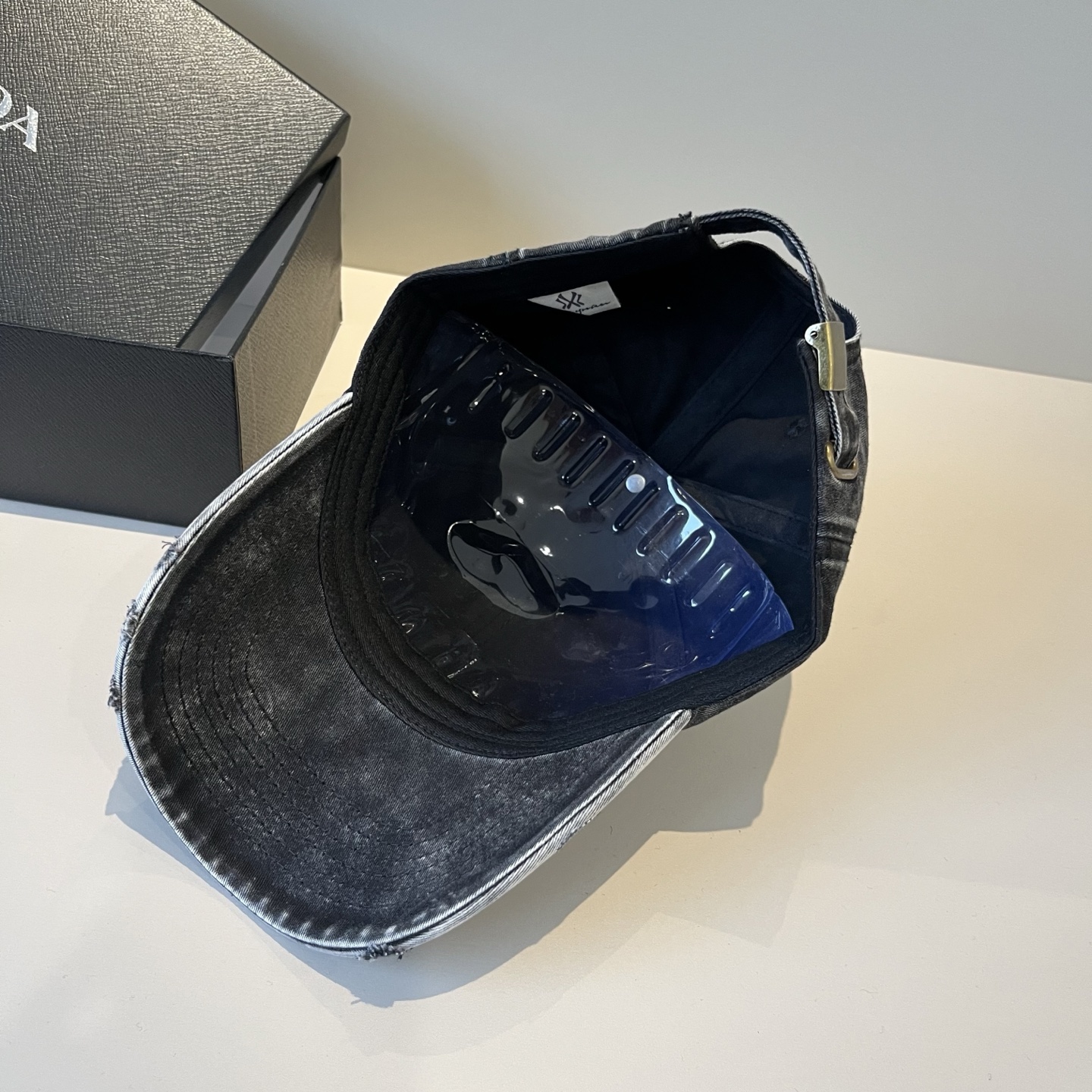  克罗心最新时尚前卫的休闲设计风格，戴上头就是这样好看看哦，做工精细，男女同款！