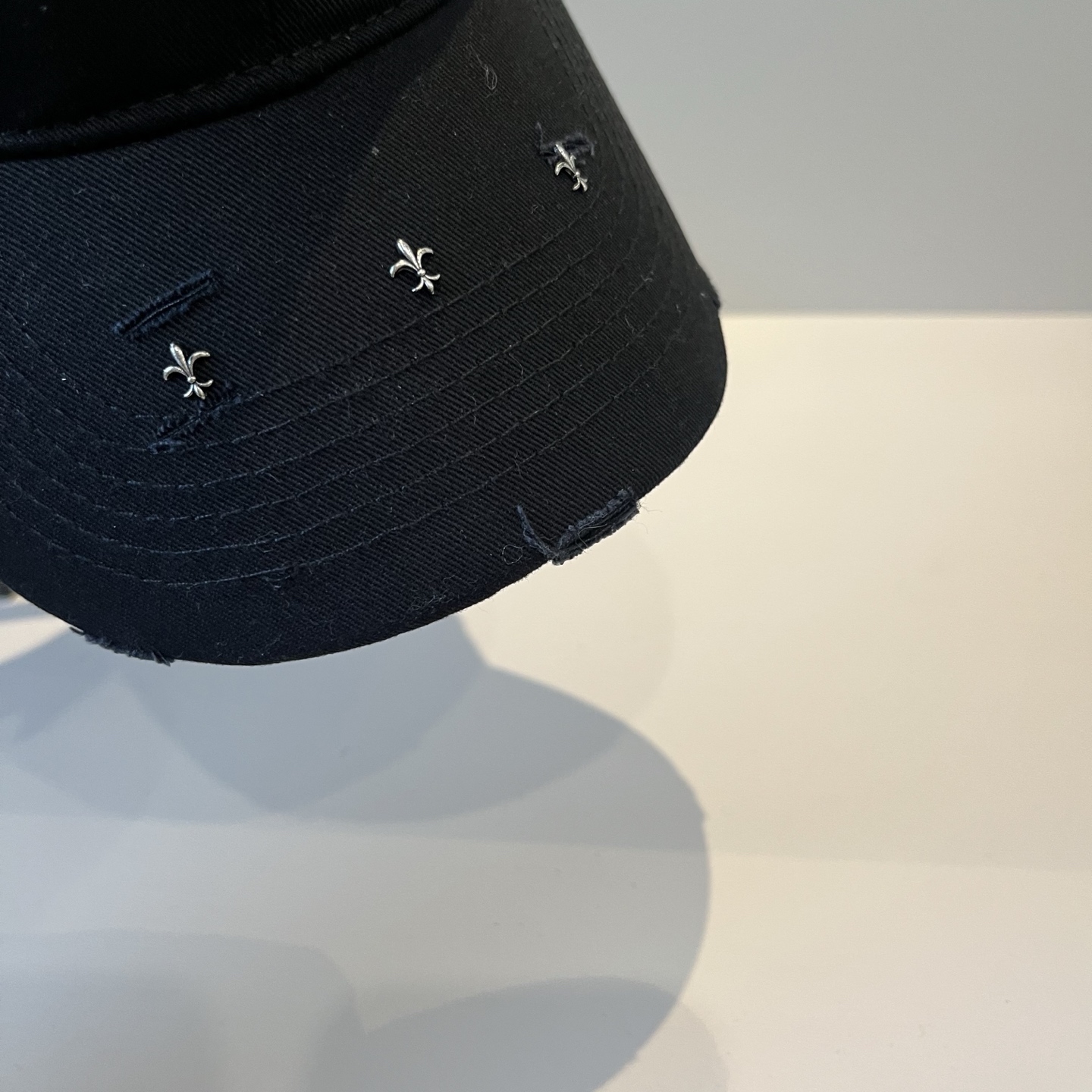  克罗心最新时尚前卫的休闲设计风格，戴上头就是这样好看看哦，做工精细，男女同款！