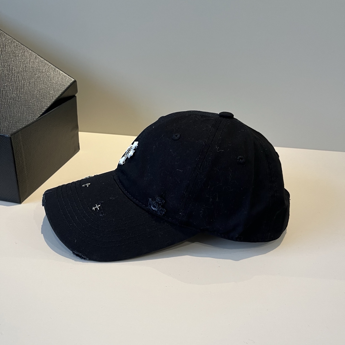  克罗心最新时尚前卫的休闲设计风格，戴上头就是这样好看看哦，做工精细，男女同款！