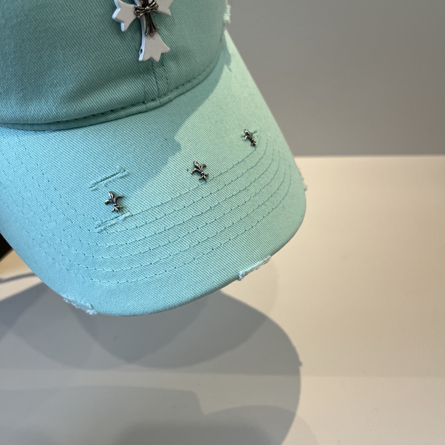  克罗心最新时尚前卫的休闲设计风格，戴上头就是这样好看看哦，做工精细，男女同款！