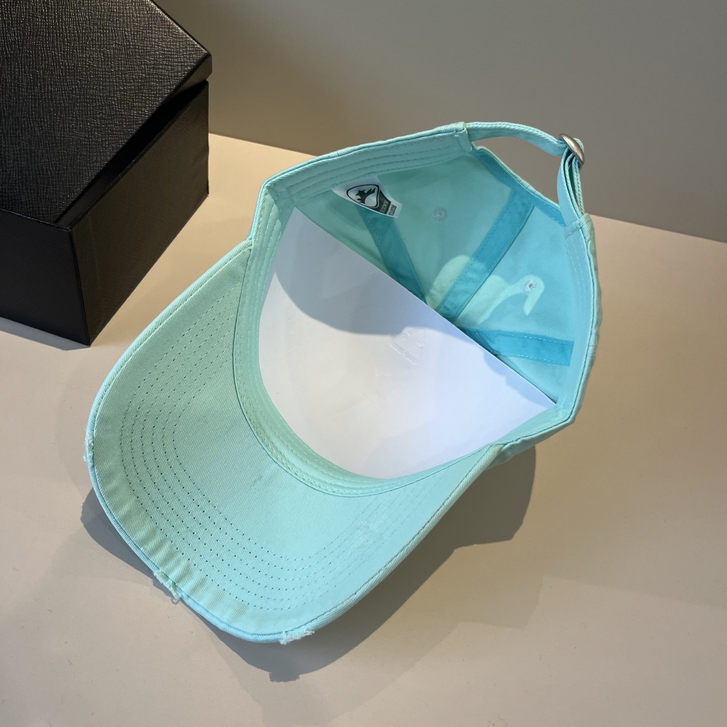  克罗心最新时尚前卫的休闲设计风格，戴上头就是这样好看看哦，做工精细，男女同款！