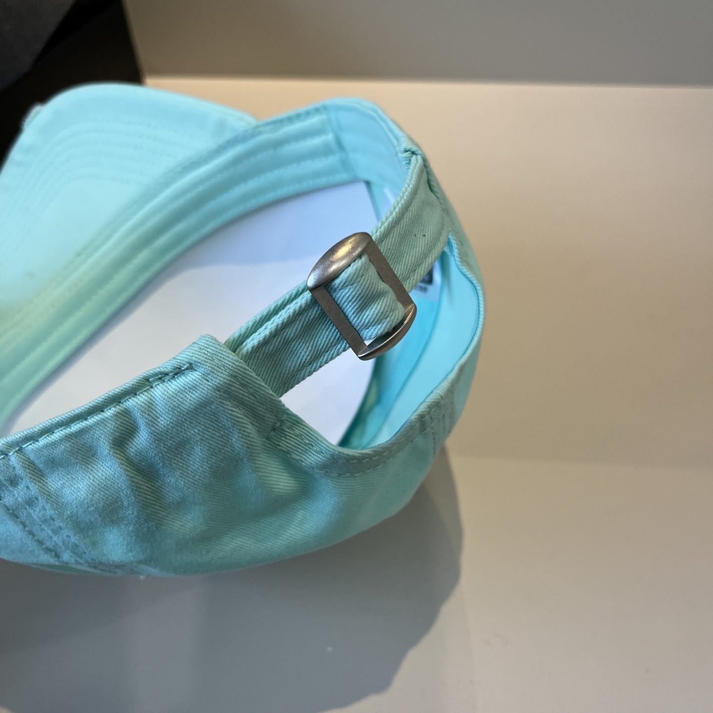  克罗心最新时尚前卫的休闲设计风格，戴上头就是这样好看看哦，做工精细，男女同款！