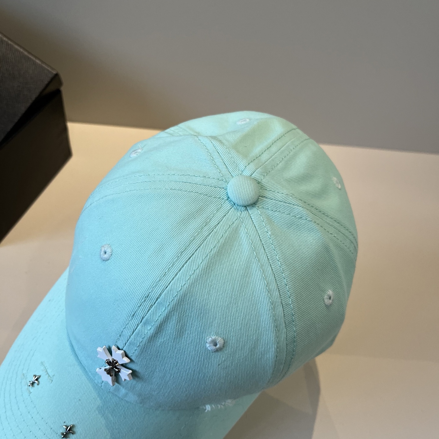  克罗心最新时尚前卫的休闲设计风格，戴上头就是这样好看看哦，做工精细，男女同款！