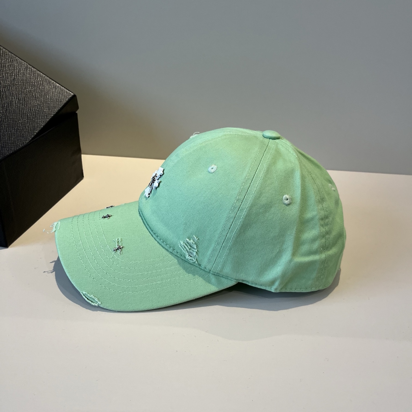  克罗心最新时尚前卫的休闲设计风格，戴上头就是这样好看看哦，做工精细，男女同款！