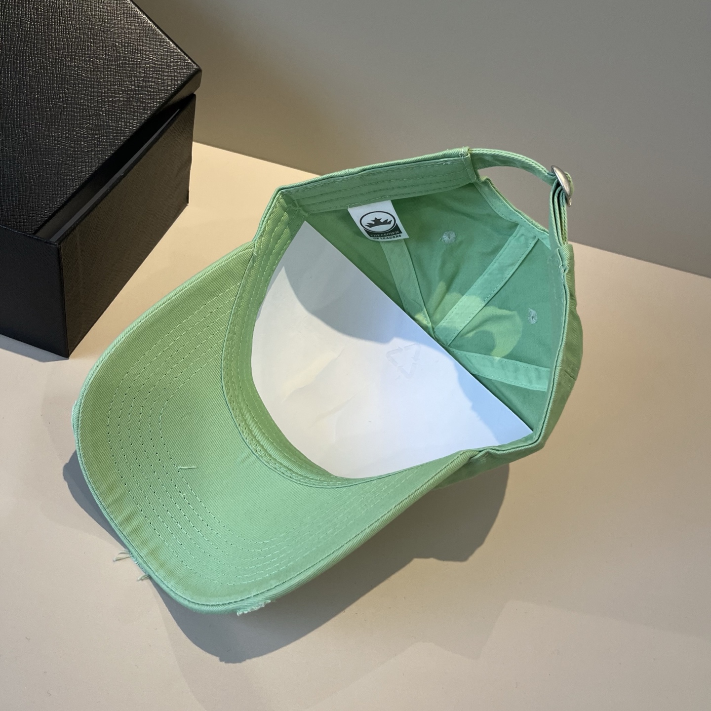  克罗心最新时尚前卫的休闲设计风格，戴上头就是这样好看看哦，做工精细，男女同款！