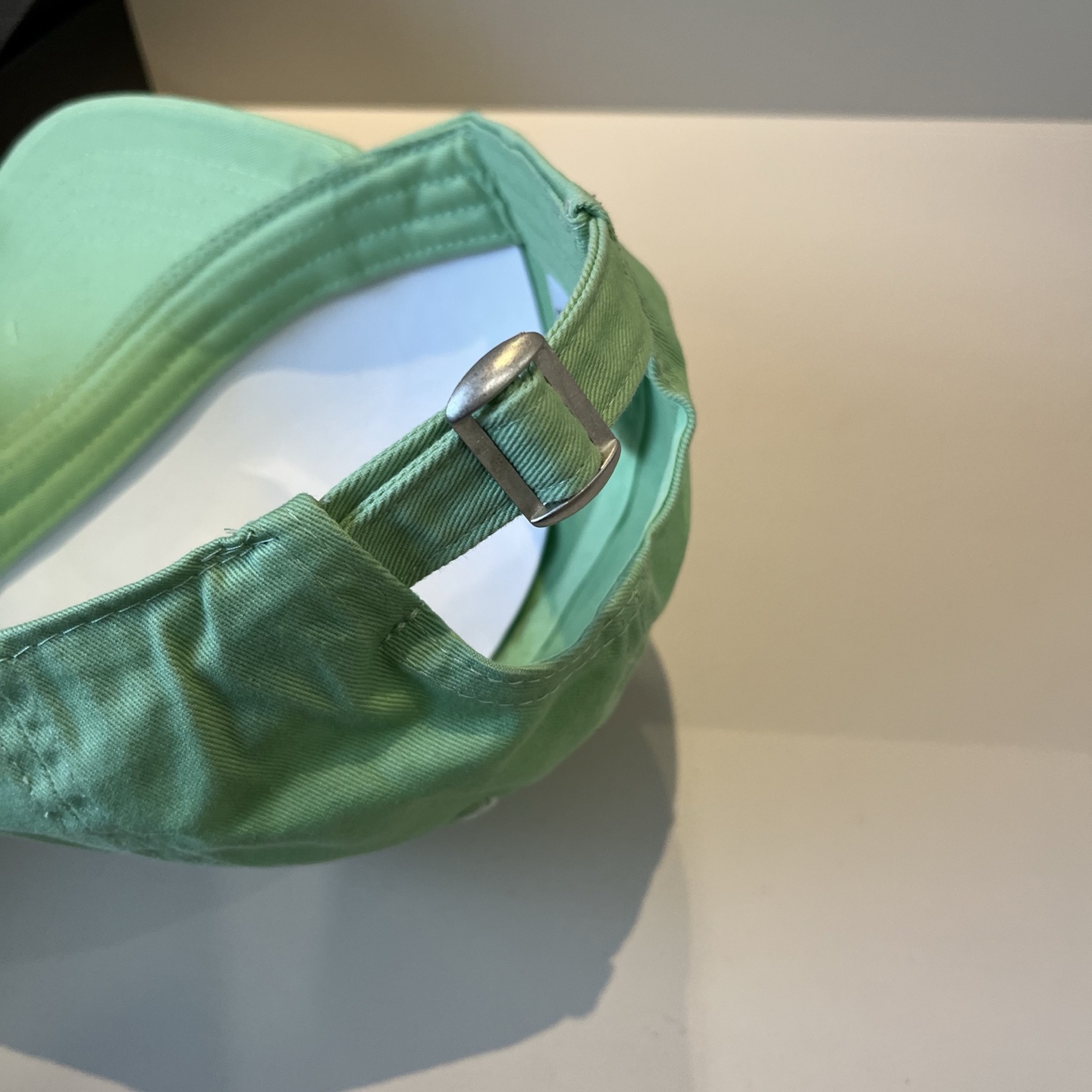  克罗心最新时尚前卫的休闲设计风格，戴上头就是这样好看看哦，做工精细，男女同款！