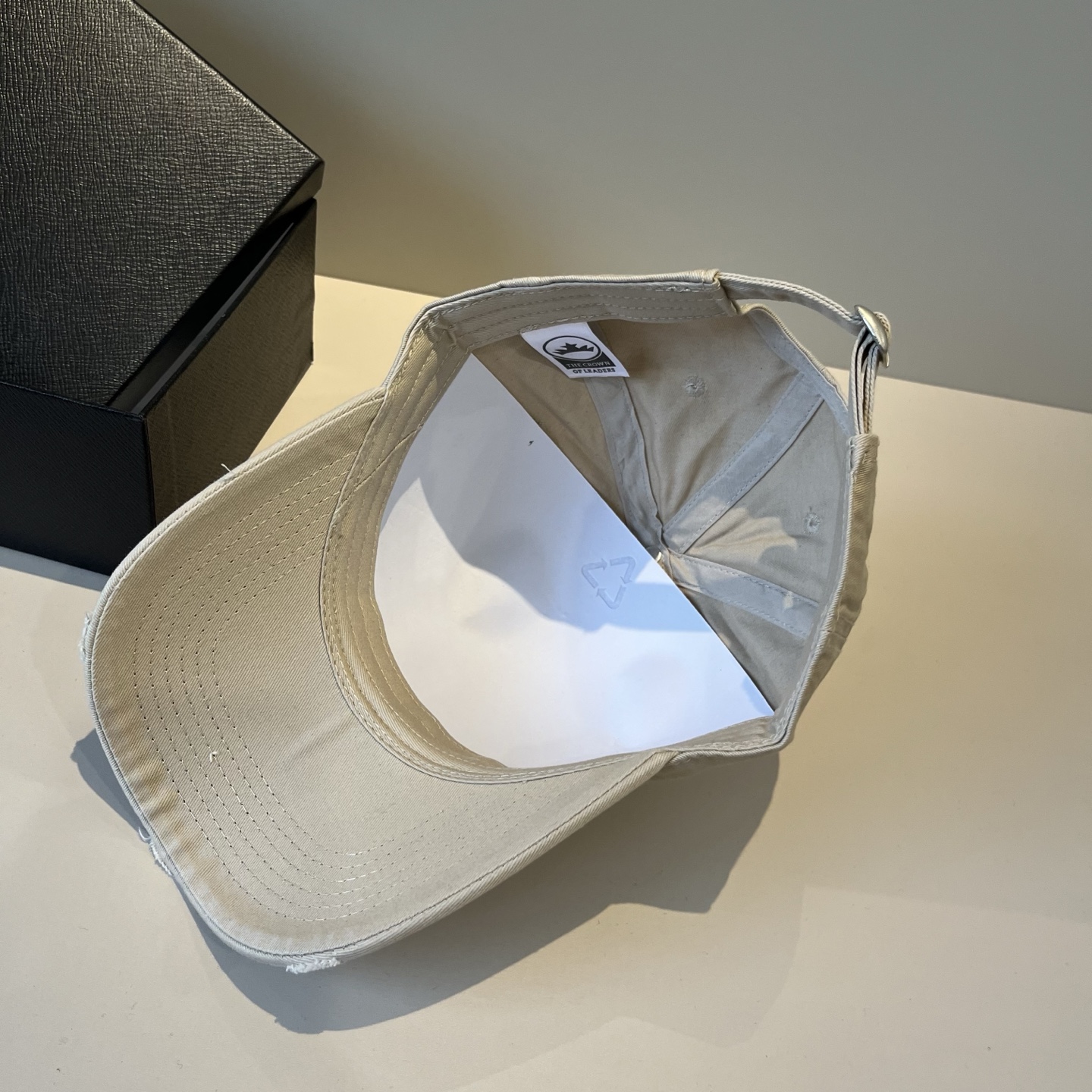  克罗心最新时尚前卫的休闲设计风格，戴上头就是这样好看看哦，做工精细，男女同款！