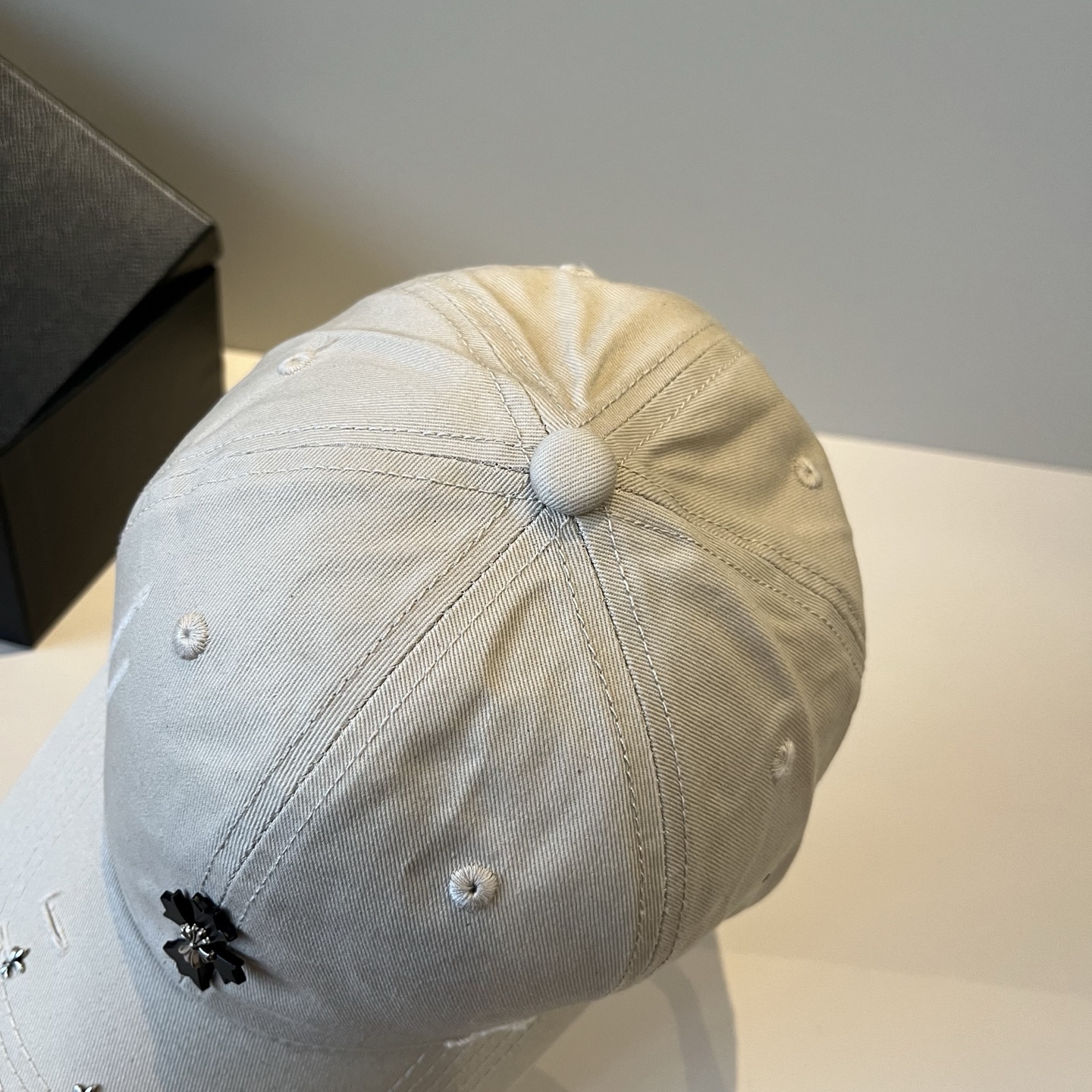  克罗心最新时尚前卫的休闲设计风格，戴上头就是这样好看看哦，做工精细，男女同款！