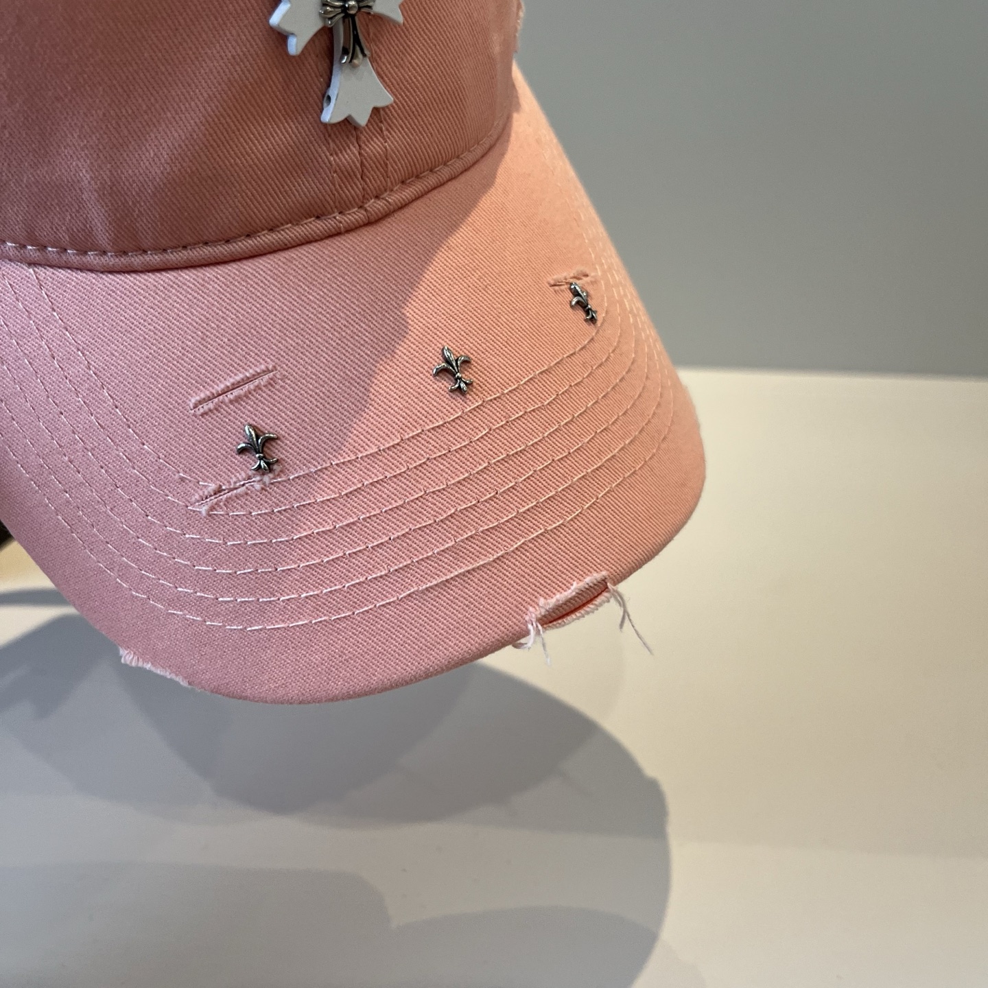  克罗心最新时尚前卫的休闲设计风格，戴上头就是这样好看看哦，做工精细，男女同款！