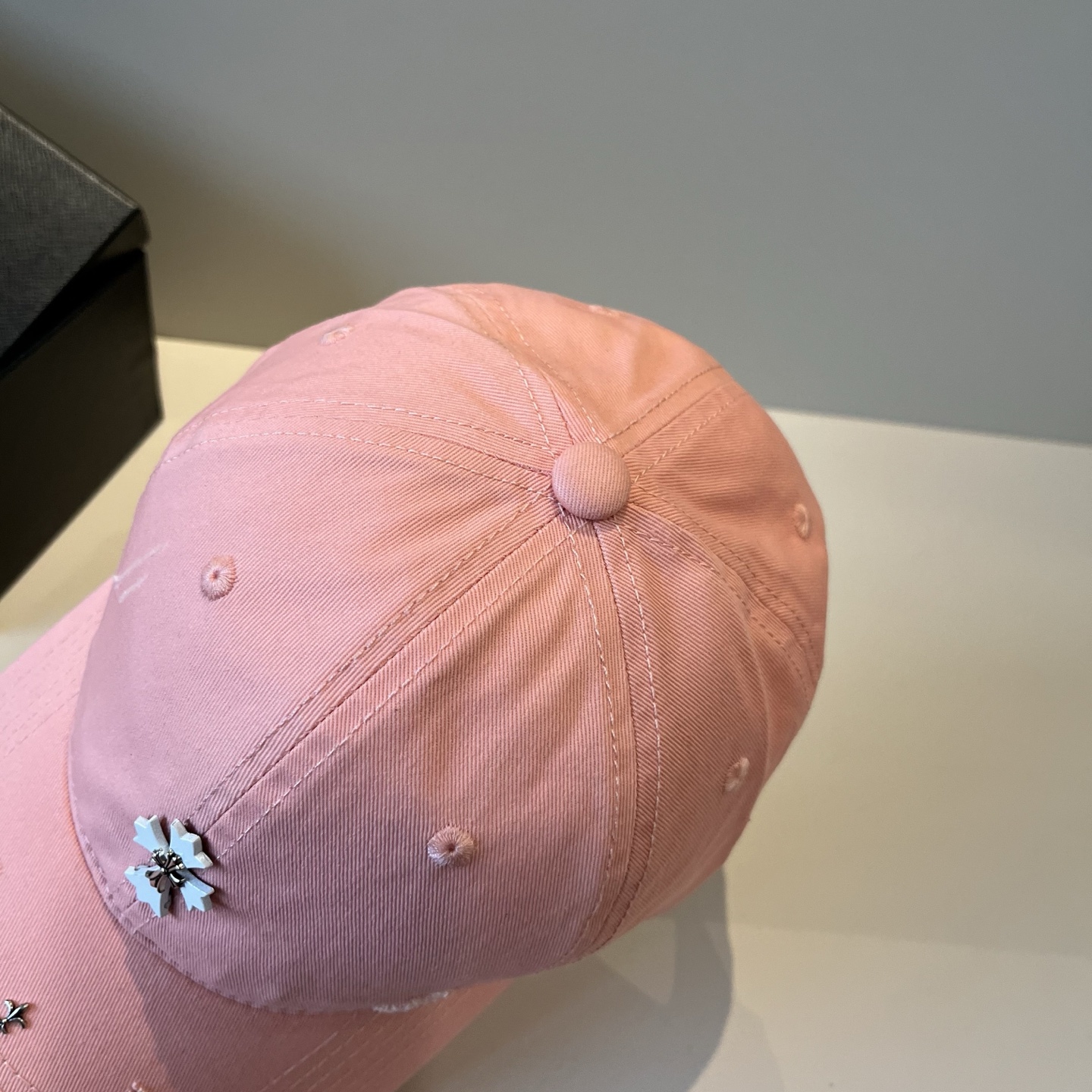  克罗心最新时尚前卫的休闲设计风格，戴上头就是这样好看看哦，做工精细，男女同款！