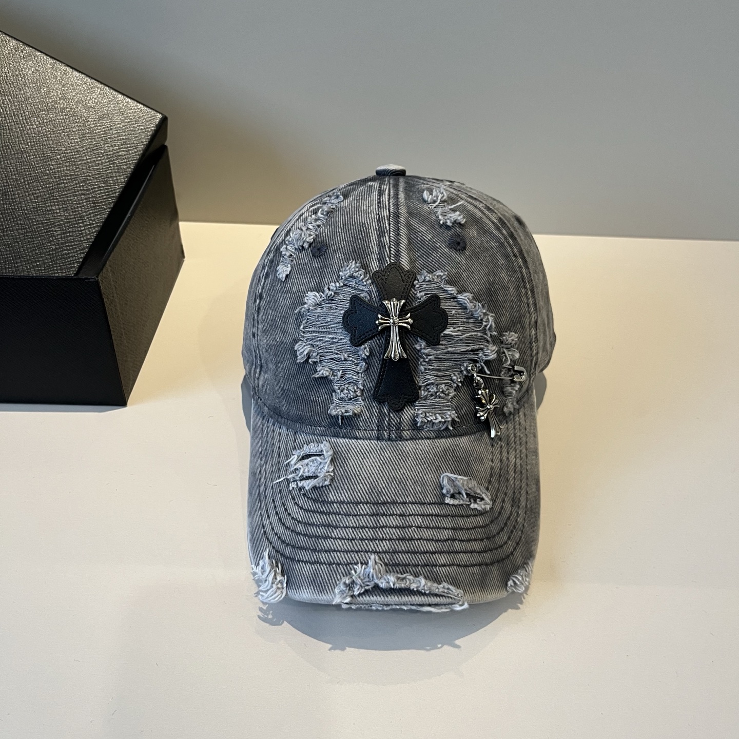  克罗心最新时尚前卫的休闲设计风格，戴上头就是这样好看看哦，做工精细，男女同款！