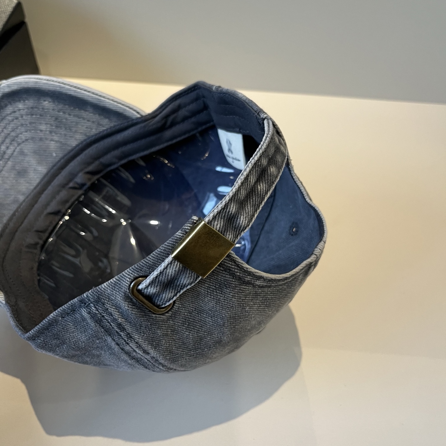  克罗心最新时尚前卫的休闲设计风格，戴上头就是这样好看看哦，做工精细，男女同款！