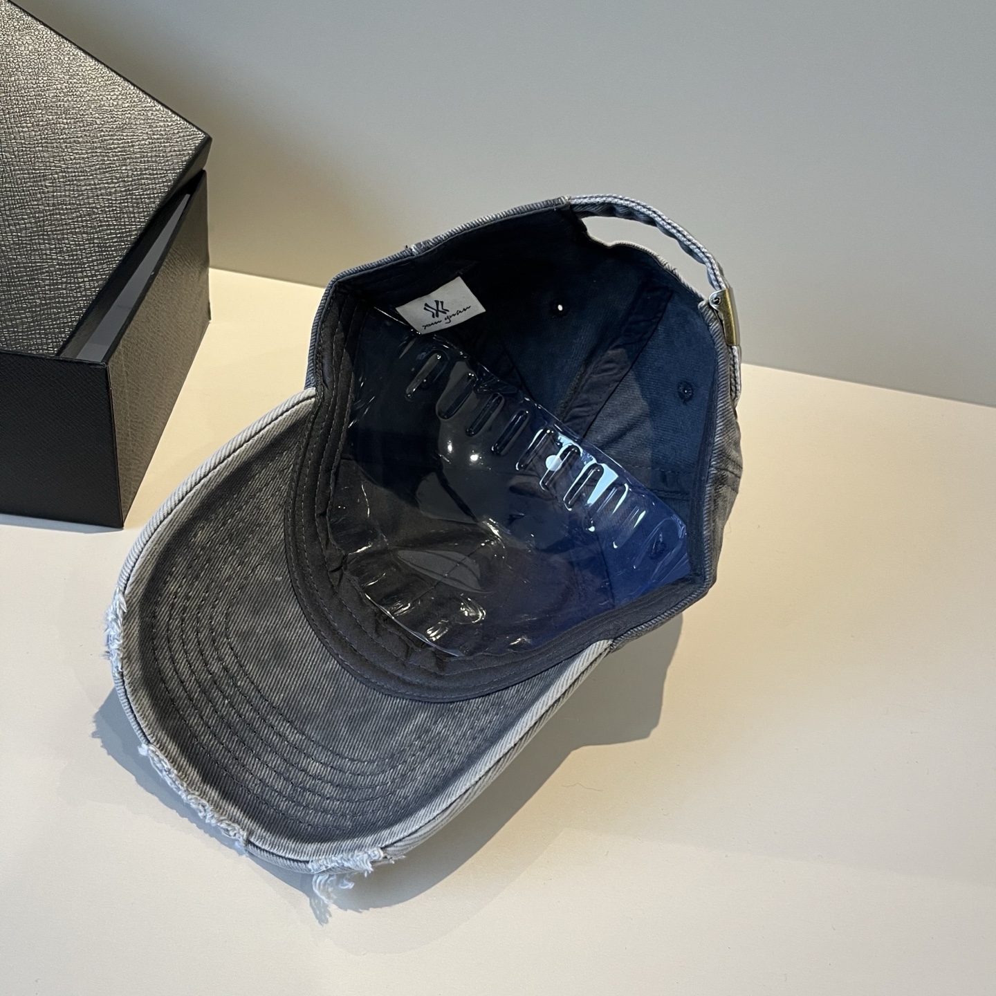  克罗心最新时尚前卫的休闲设计风格，戴上头就是这样好看看哦，做工精细，男女同款！