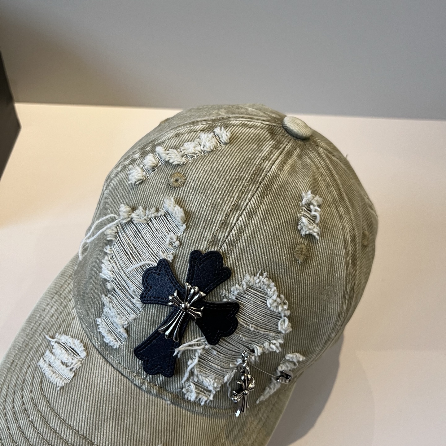  克罗心最新时尚前卫的休闲设计风格，戴上头就是这样好看看哦，做工精细，男女同款！