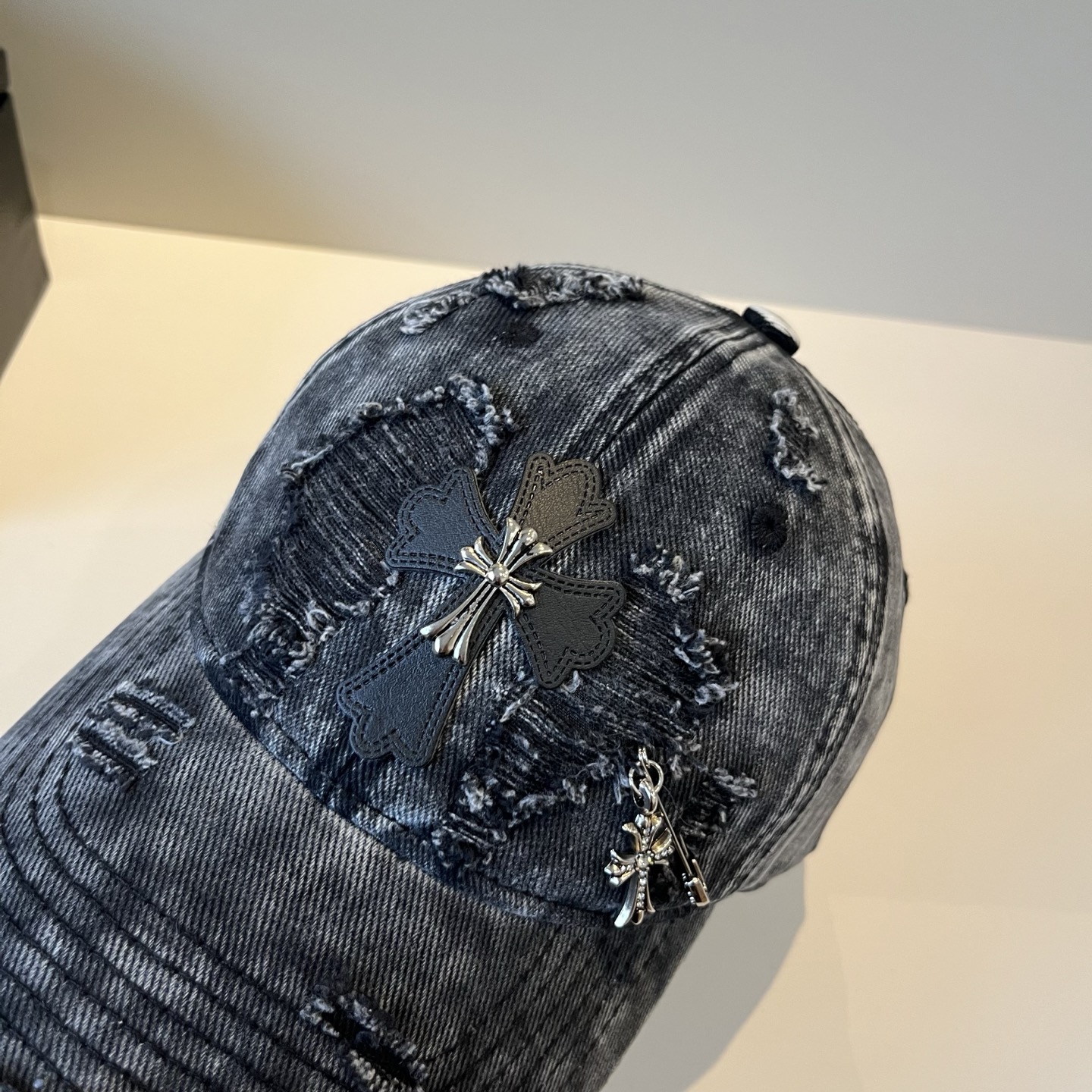  克罗心最新时尚前卫的休闲设计风格，戴上头就是这样好看看哦，做工精细，男女同款！