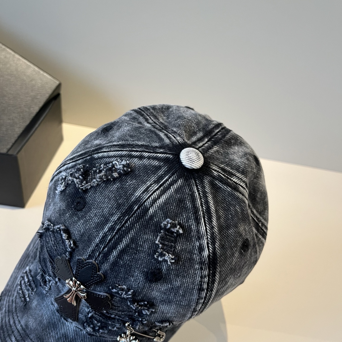  克罗心最新时尚前卫的休闲设计风格，戴上头就是这样好看看哦，做工精细，男女同款！