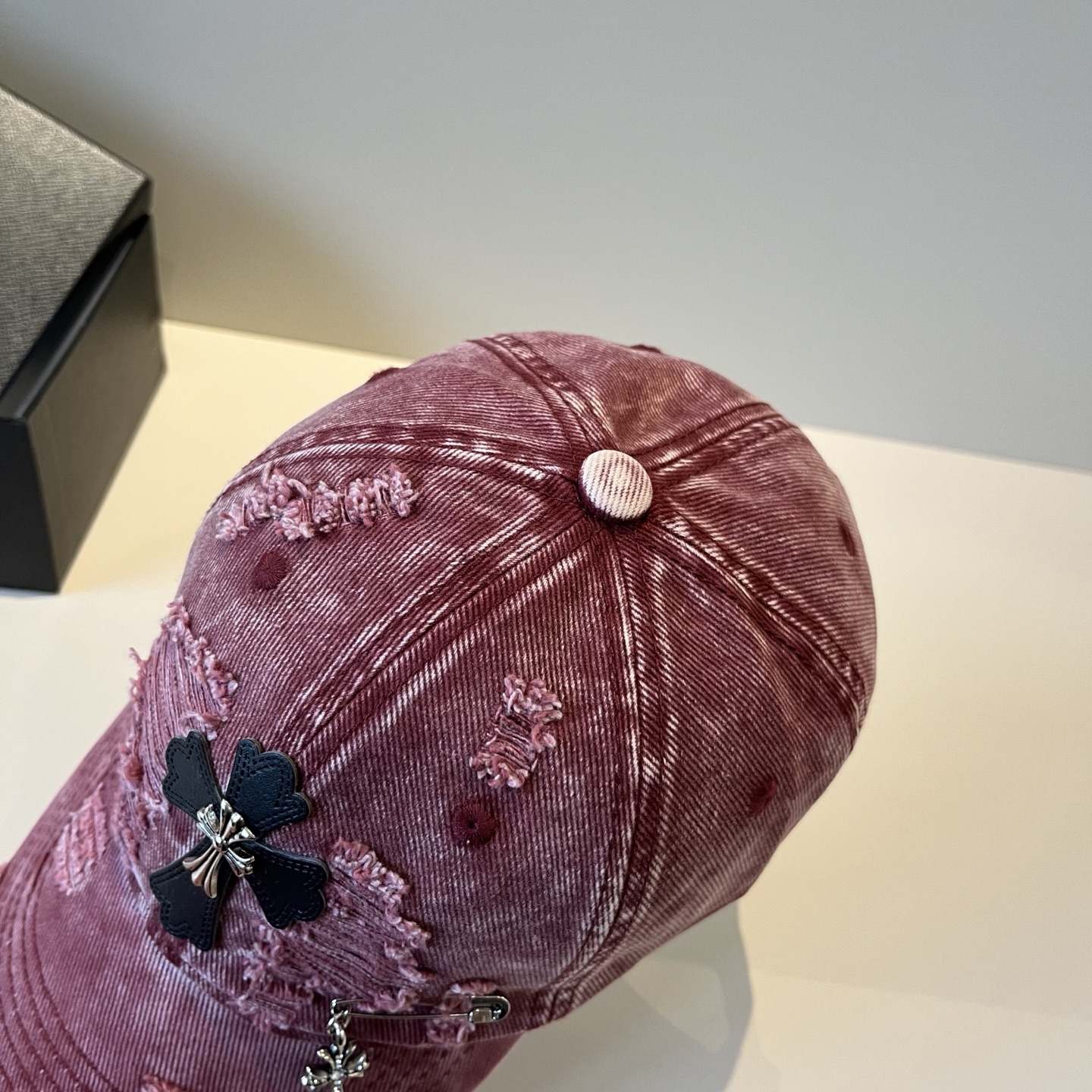  克罗心最新时尚前卫的休闲设计风格，戴上头就是这样好看看哦，做工精细，男女同款！