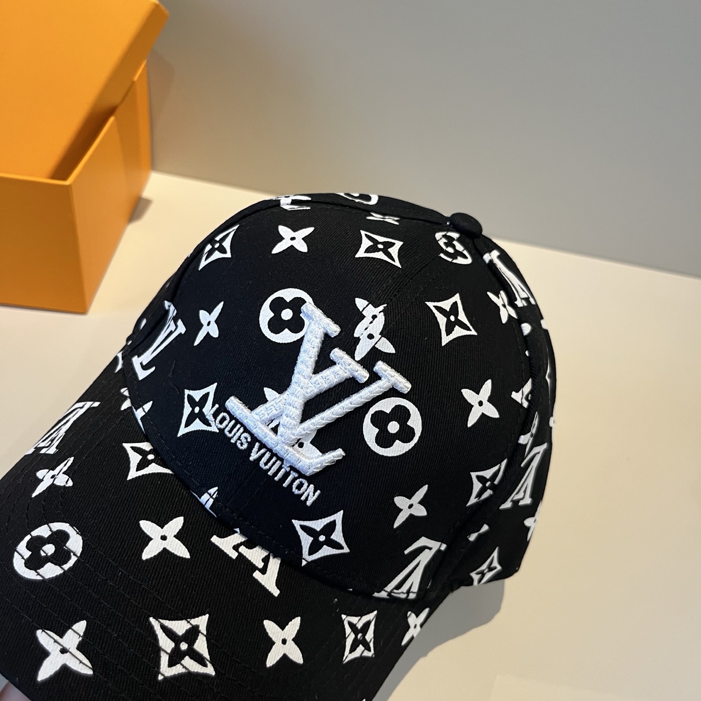 🧢路易威登棒球帽 LouisVuitton😍新款LV棒球帽，重工打造♥️高端大气，百搭款🤗男女通用！跑量
