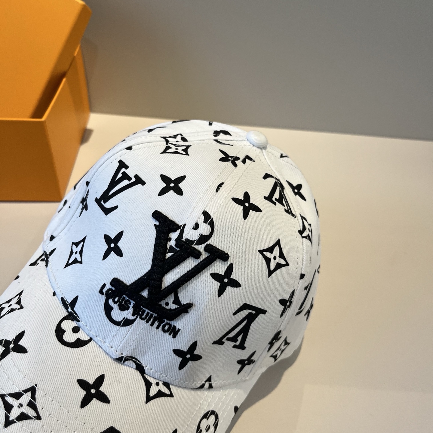 🧢路易威登棒球帽 LouisVuitton😍新款LV棒球帽，重工打造♥️高端大气，百搭款🤗男女通用！跑量