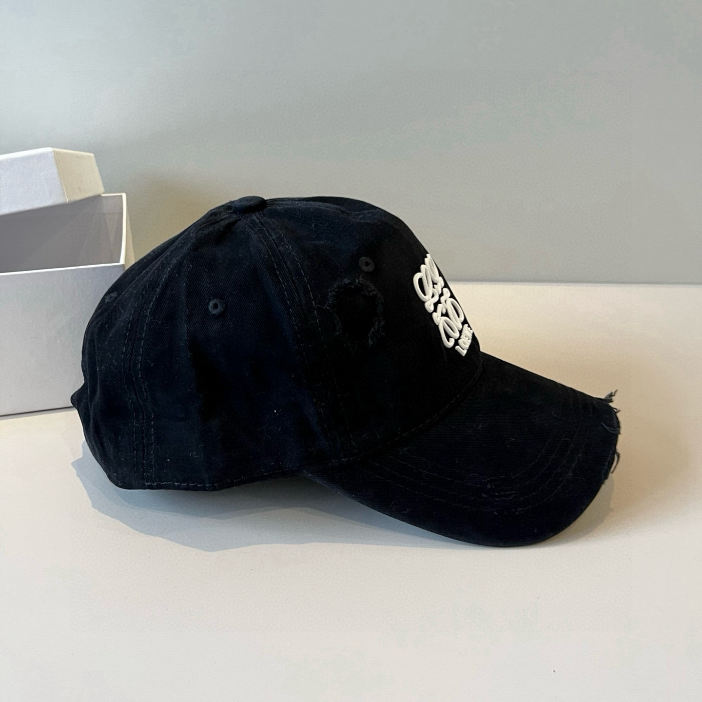 
罗意威 LOEWE新款原版原标设计，质感超好，外部线条定位标准，做工精细，简约大气低价走量！