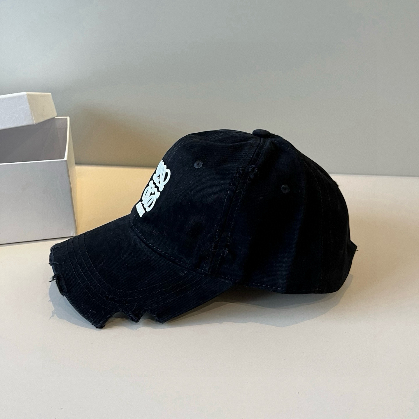 
罗意威 LOEWE新款原版原标设计，质感超好，外部线条定位标准，做工精细，简约大气低价走量！