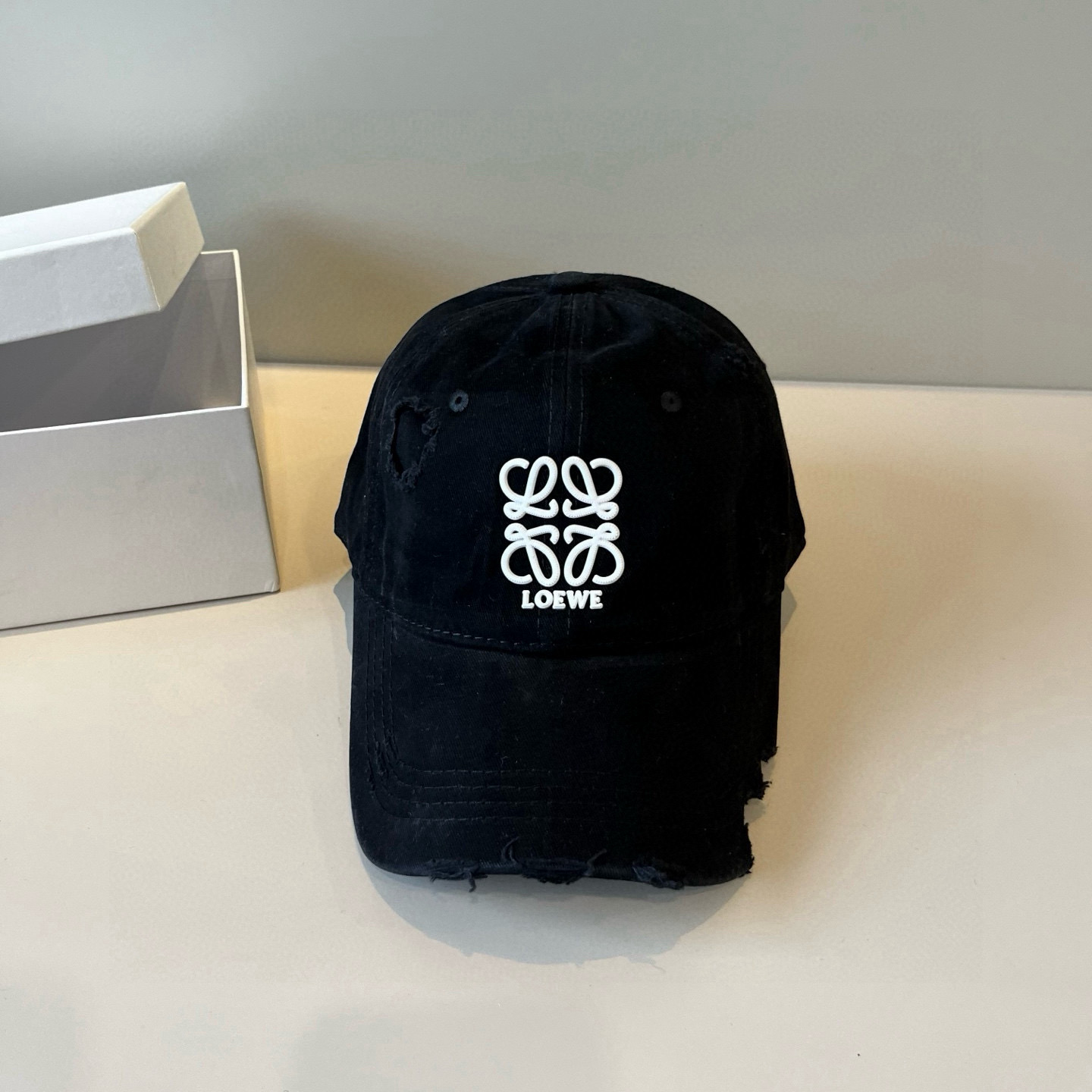 
罗意威 LOEWE新款原版原标设计，质感超好，外部线条定位标准，做工精细，简约大气低价走量！