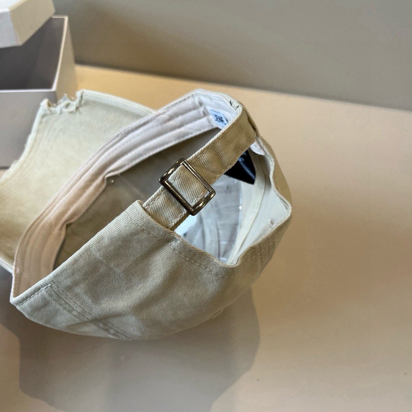 
罗意威 LOEWE新款原版原标设计，质感超好，外部线条定位标准，做工精细，简约大气低价走量！