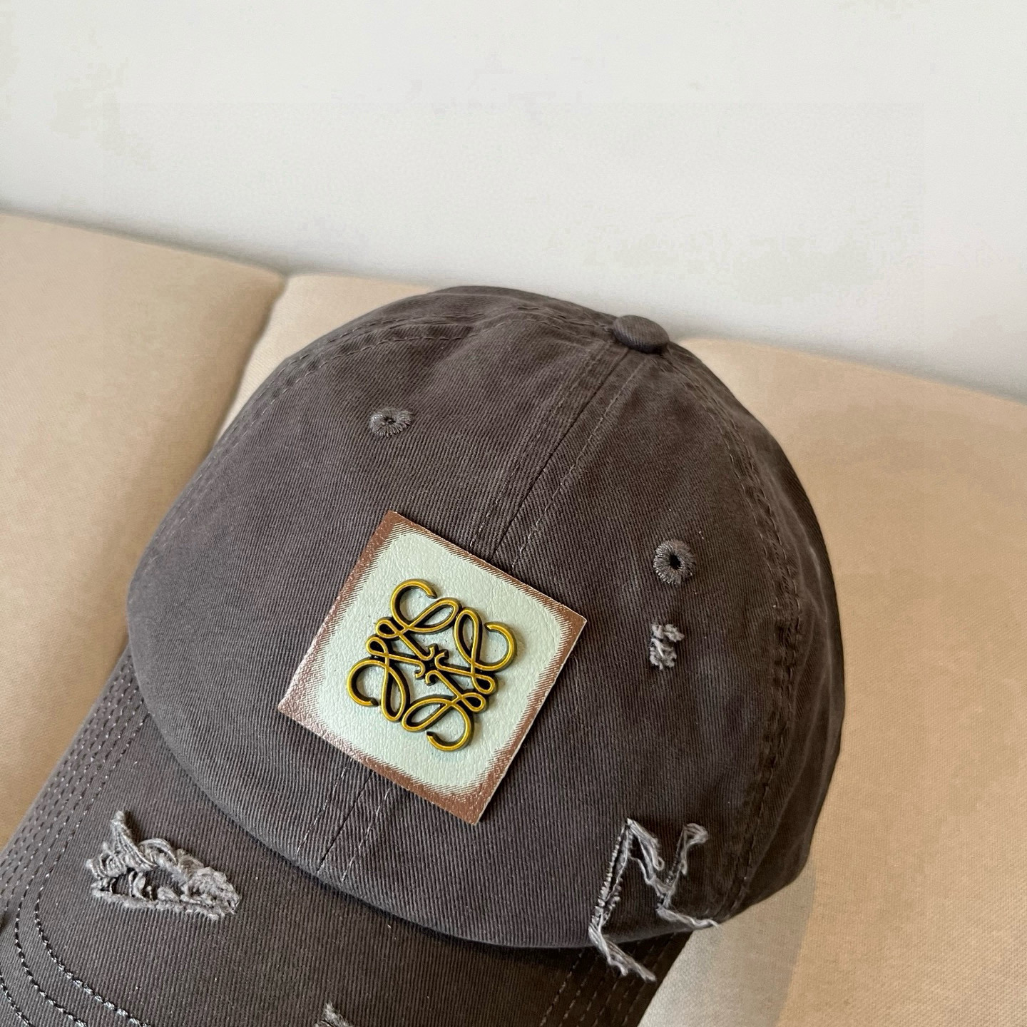 
罗意威 LOEWE新款原版原标设计，质感超好，外部线条定位标准，做工精细，简约大气低价走量！