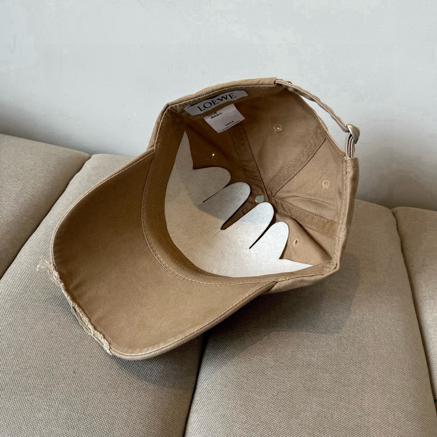 
罗意威 LOEWE新款原版原标设计，质感超好，外部线条定位标准，做工精细，简约大气低价走量！