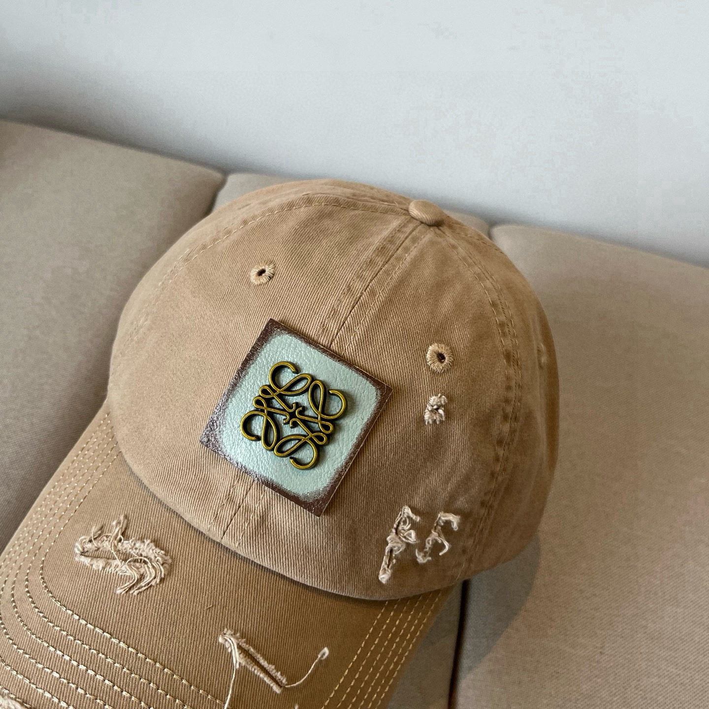 
罗意威 LOEWE新款原版原标设计，质感超好，外部线条定位标准，做工精细，简约大气低价走量！