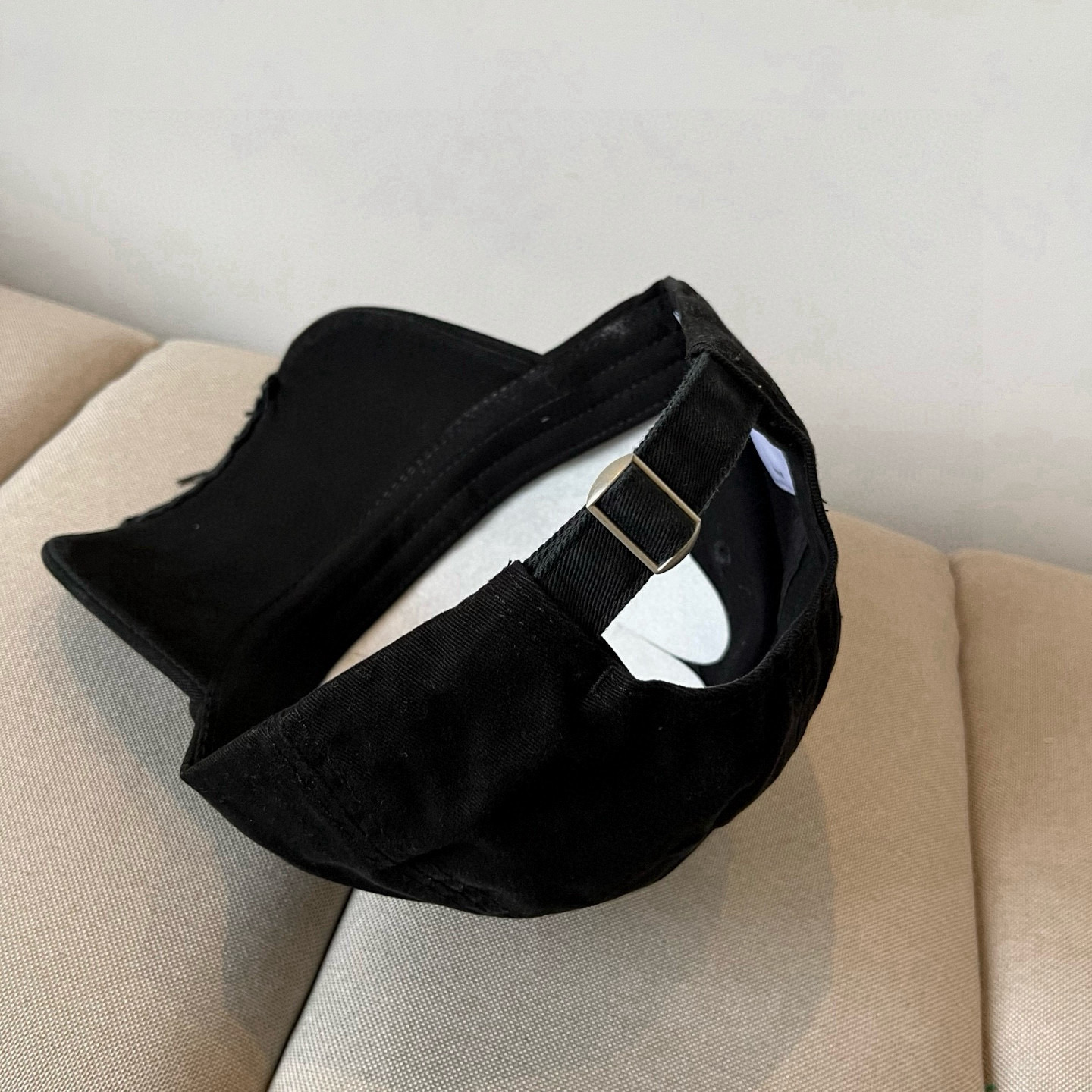 
罗意威 LOEWE新款原版原标设计，质感超好，外部线条定位标准，做工精细，简约大气低价走量！