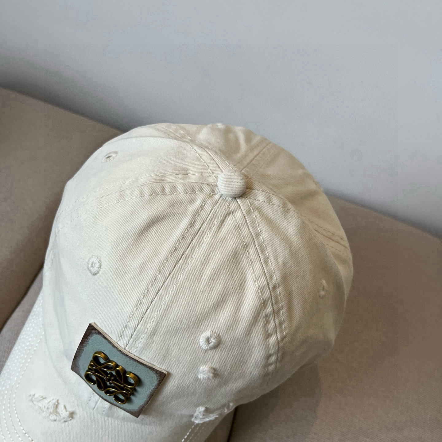 
罗意威 LOEWE新款原版原标设计，质感超好，外部线条定位标准，做工精细，简约大气低价走量！