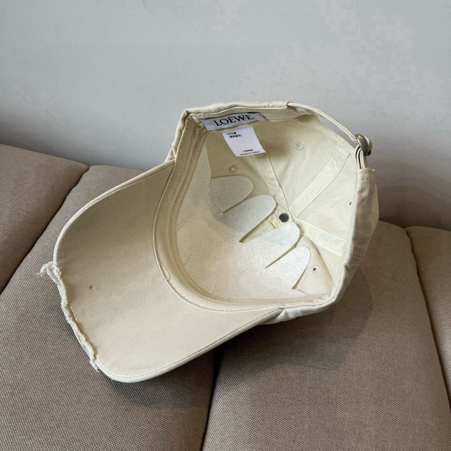 
罗意威 LOEWE新款原版原标设计，质感超好，外部线条定位标准，做工精细，简约大气低价走量！