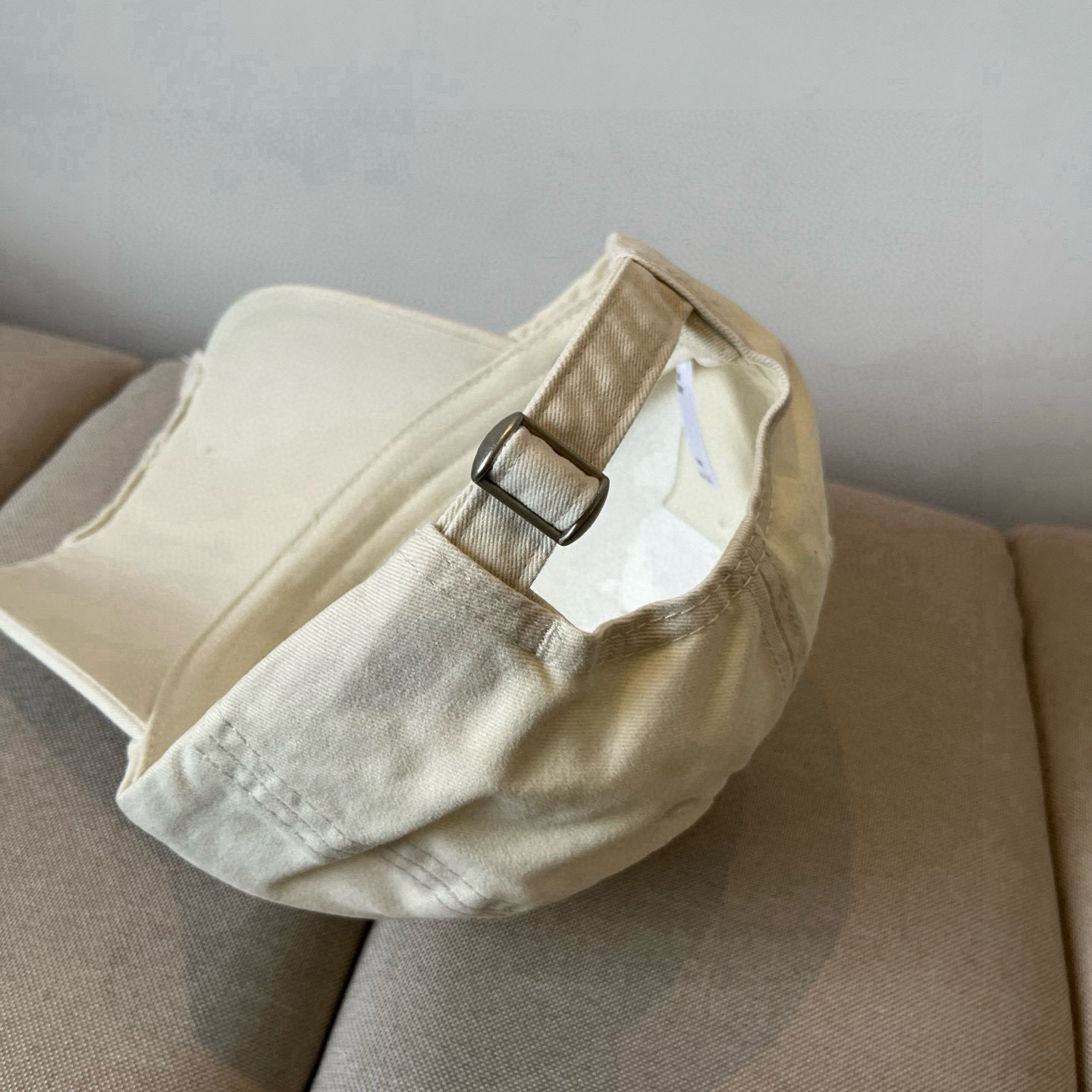 
罗意威 LOEWE新款原版原标设计，质感超好，外部线条定位标准，做工精细，简约大气低价走量！