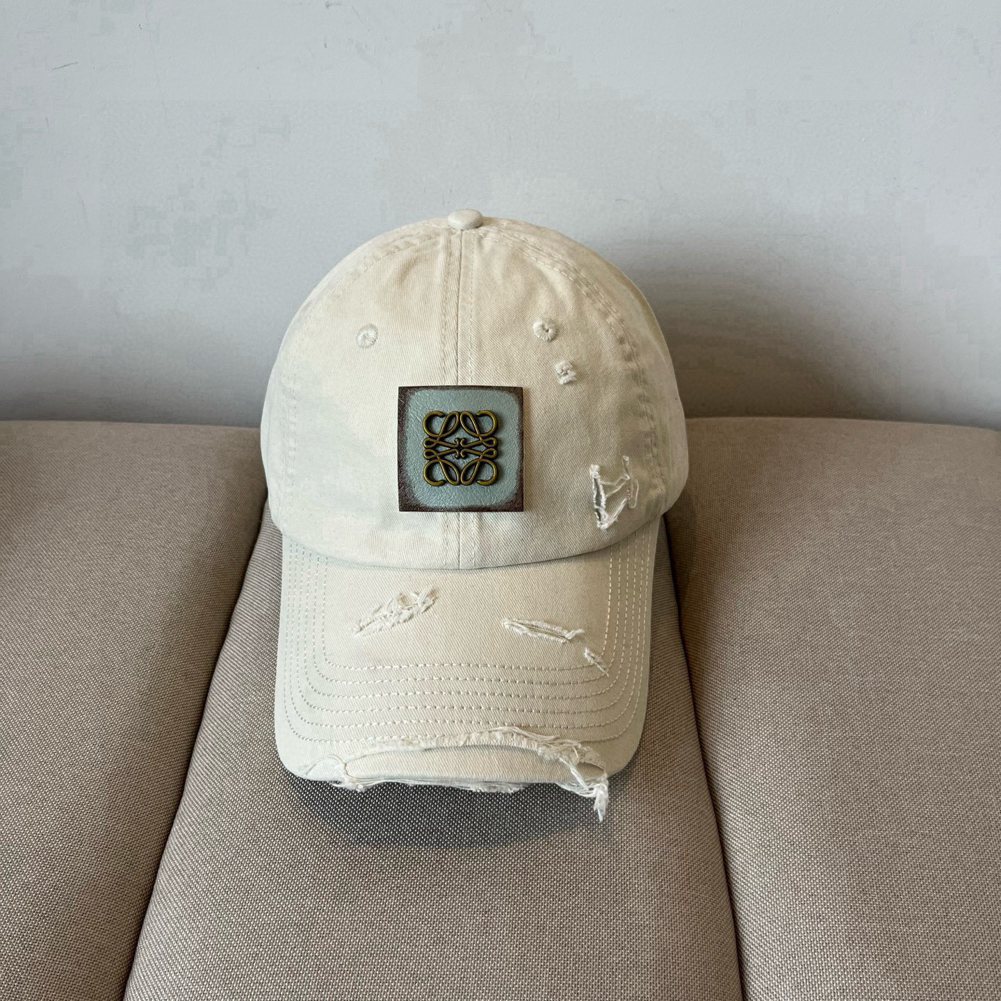 
罗意威 LOEWE新款原版原标设计，质感超好，外部线条定位标准，做工精细，简约大气低价走量！