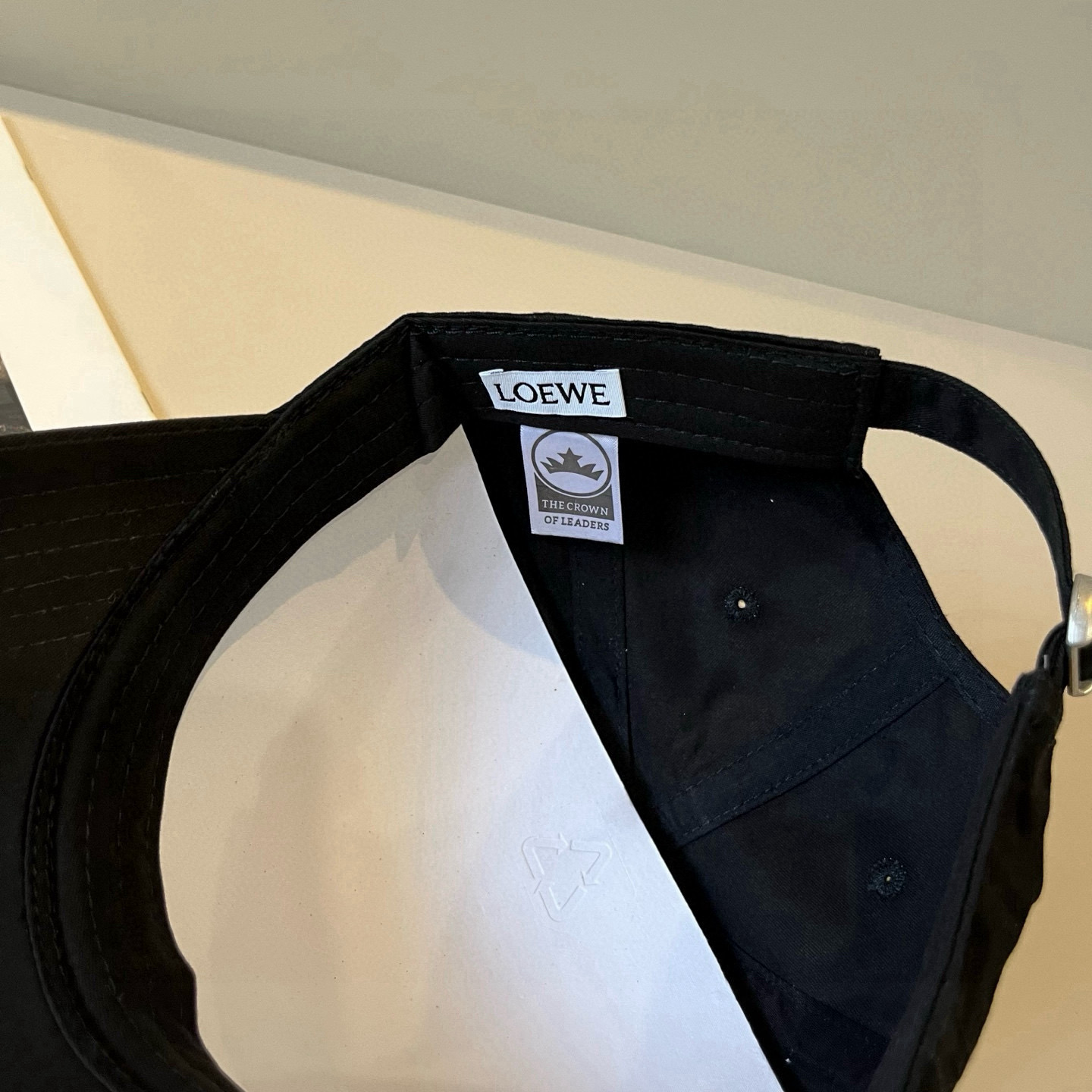 
罗意威 LOEWE新款原版原标设计，质感超好，外部线条定位标准，做工精细，简约大气低价走量！