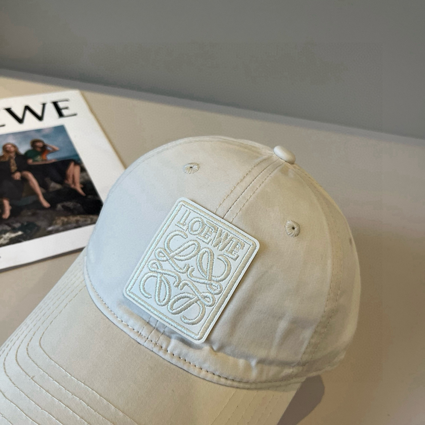 
罗意威 LOEWE新款原版原标设计，质感超好，外部线条定位标准，做工精细，简约大气低价走量！