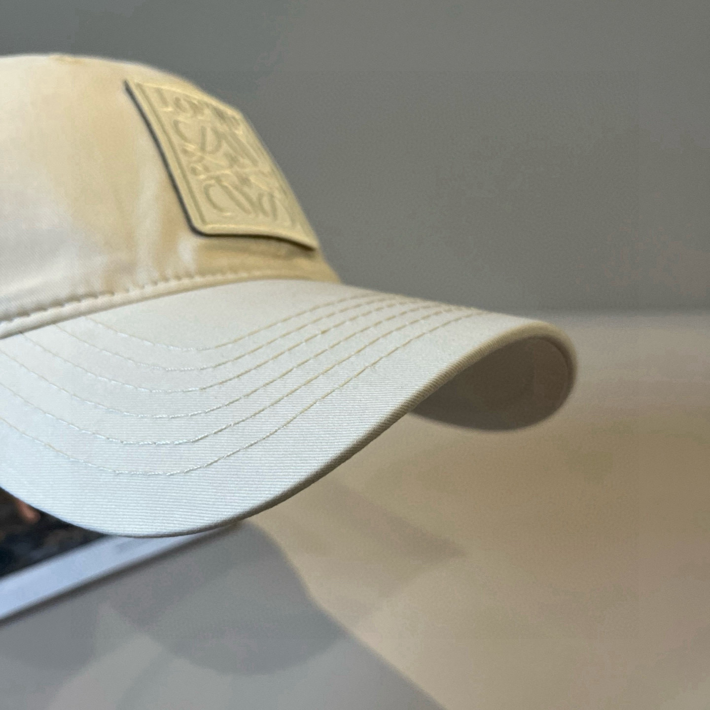 
罗意威 LOEWE新款原版原标设计，质感超好，外部线条定位标准，做工精细，简约大气低价走量！