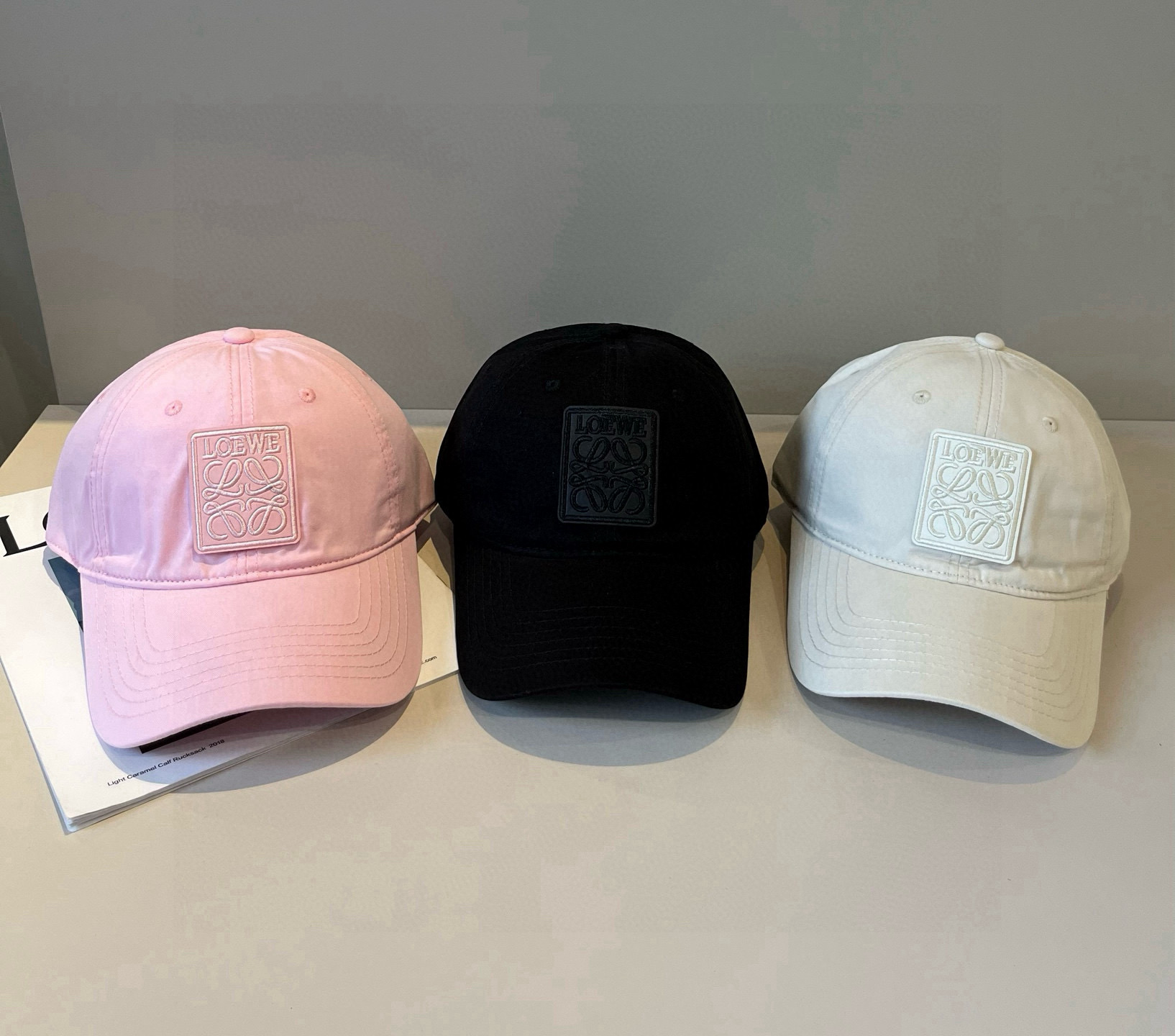 
罗意威 LOEWE新款原版原标设计，质感超好，外部线条定位标准，做工精细，简约大气低价走量！