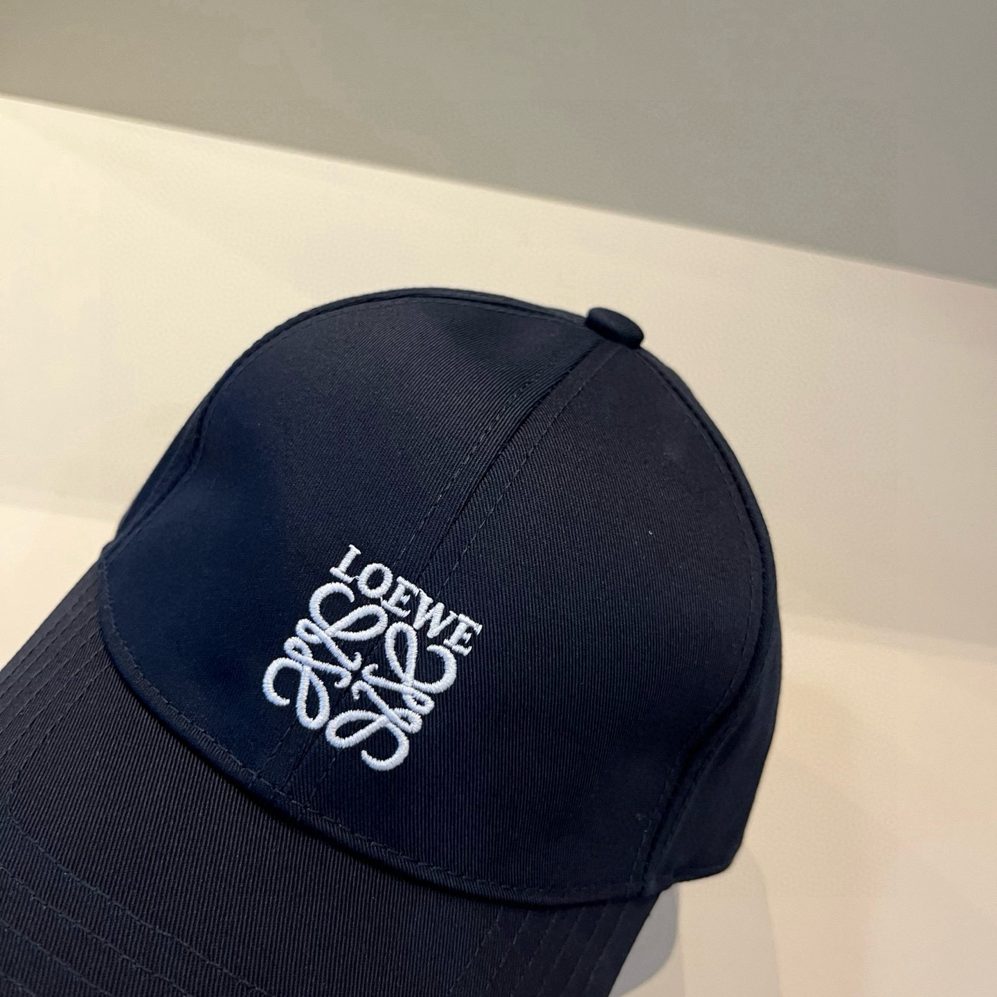 
罗意威 LOEWE新款原版原标设计，质感超好，外部线条定位标准，做工精细，简约大气低价走量！