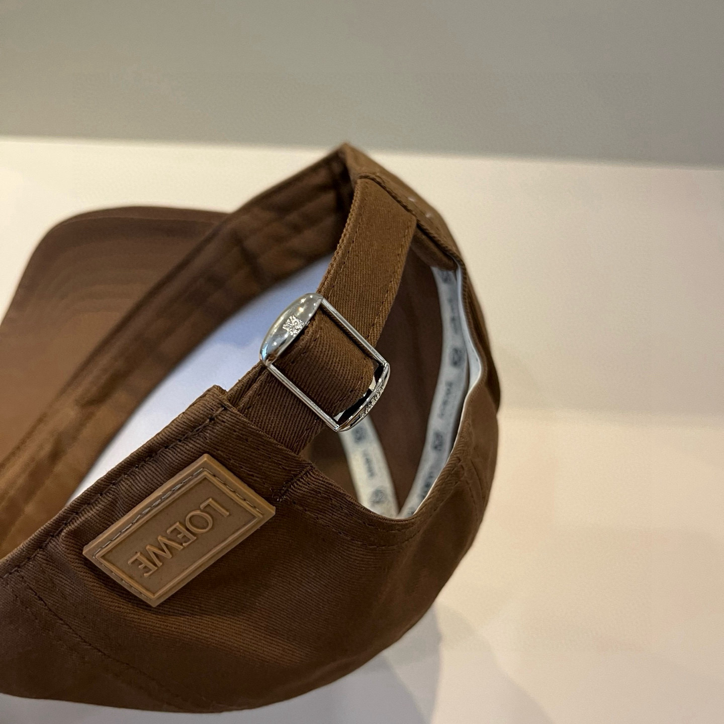 
罗意威 LOEWE新款原版原标设计，质感超好，外部线条定位标准，做工精细，简约大气低价走量！